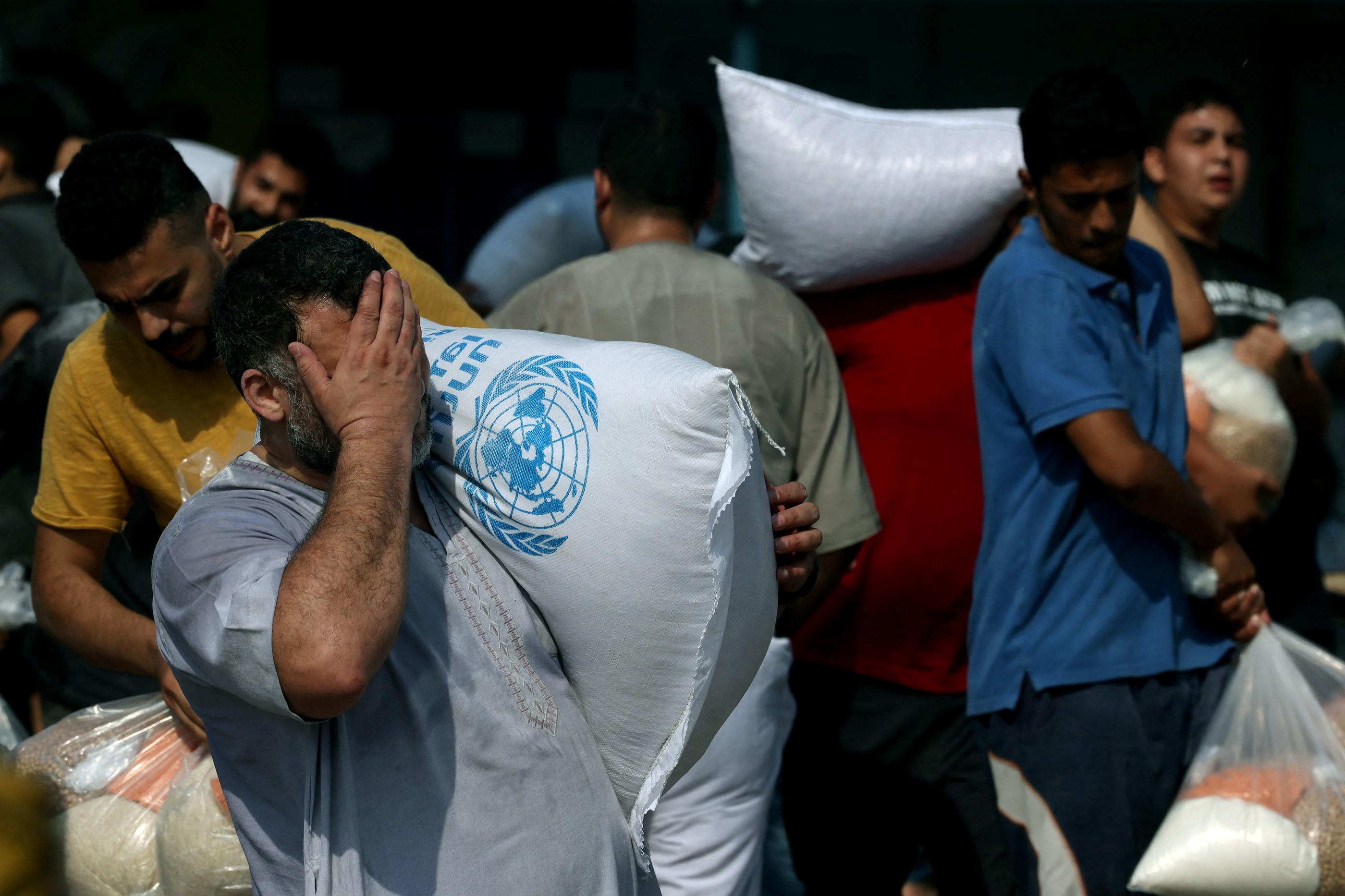 L'aide alimentaire fournie par les Nations Unies à la population de Gaza s'épuise peu à peu alors que des camions arrivent au compte-gouttes d'Egypte. AFP/MOHAMMED ABED