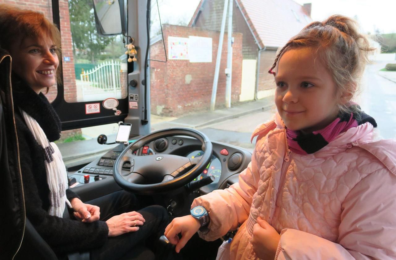 <b></b> Fournival (Oise), ce lundi. Chloé porte au poignet un bracelet connecté. Ses parents sont informés par SMS de chacun de ses passages dans le car scolaire.