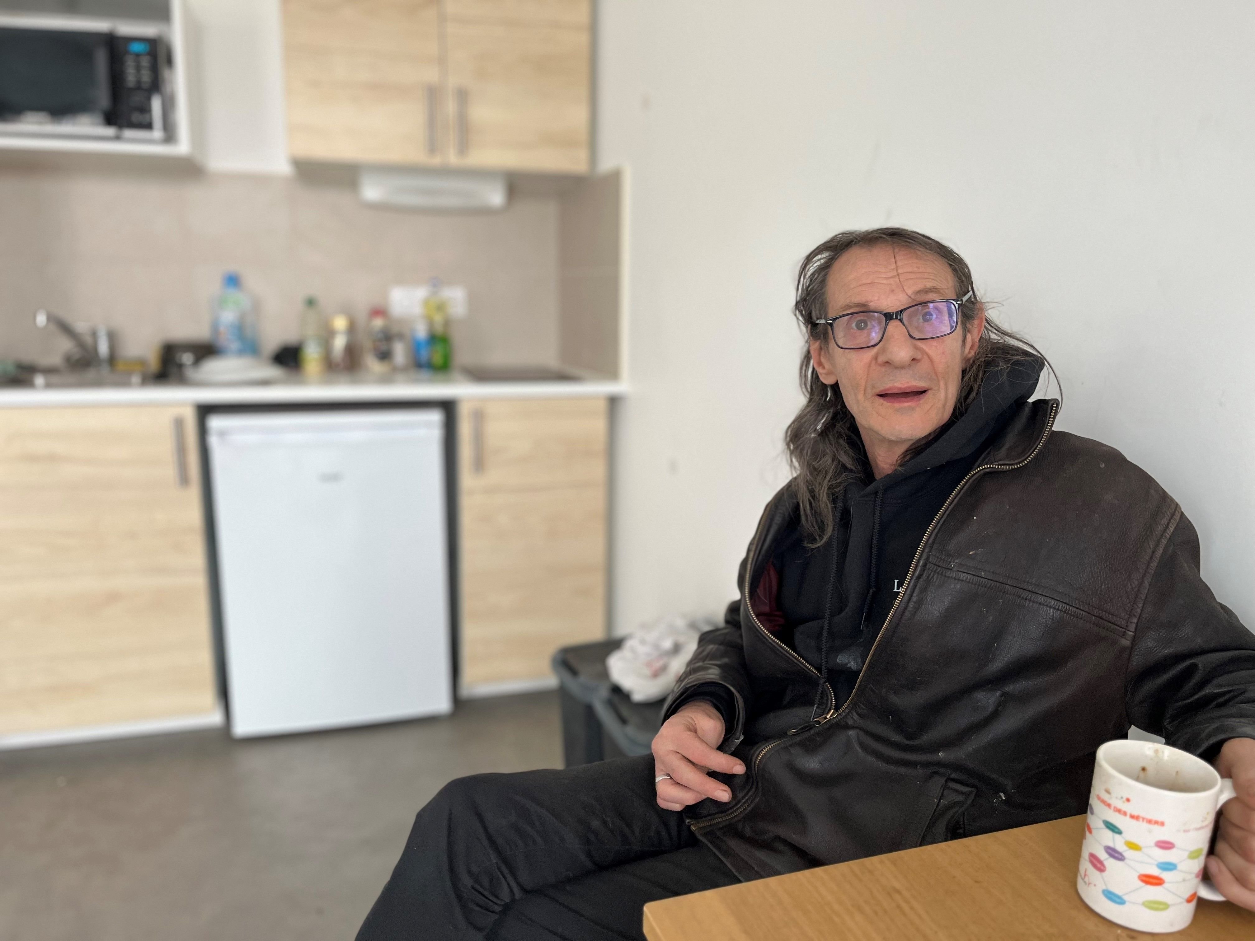 Paris (XXe), rue des Maraîchers, vendredi 5 avril. Philippe, 66 ans, a enfin un « chez-lui », quarante-huit ans après avoir quitté le domicile parental dans la Drôme. LP/E.J.