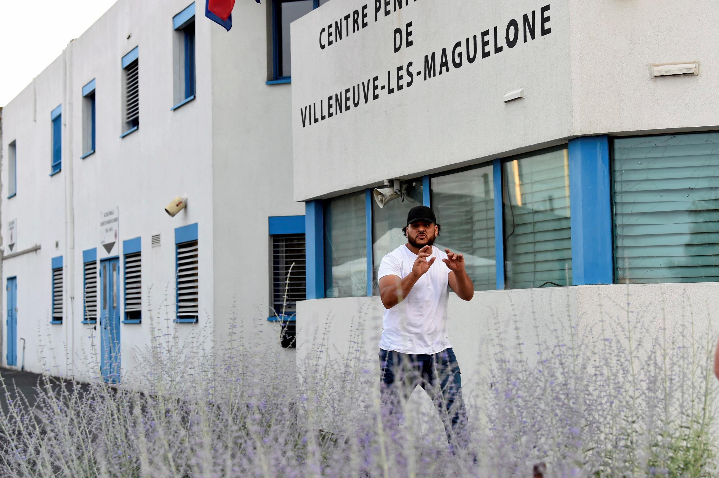 Mohamed Haouas – ici lors de sa sortie de prison après sa détention provisoire – s'apprête à engager un bras de fer avec Clermont, qui ne souhaite plus l'engager. PhotoPQR/Le Midi Libre/Sylvie Cambon