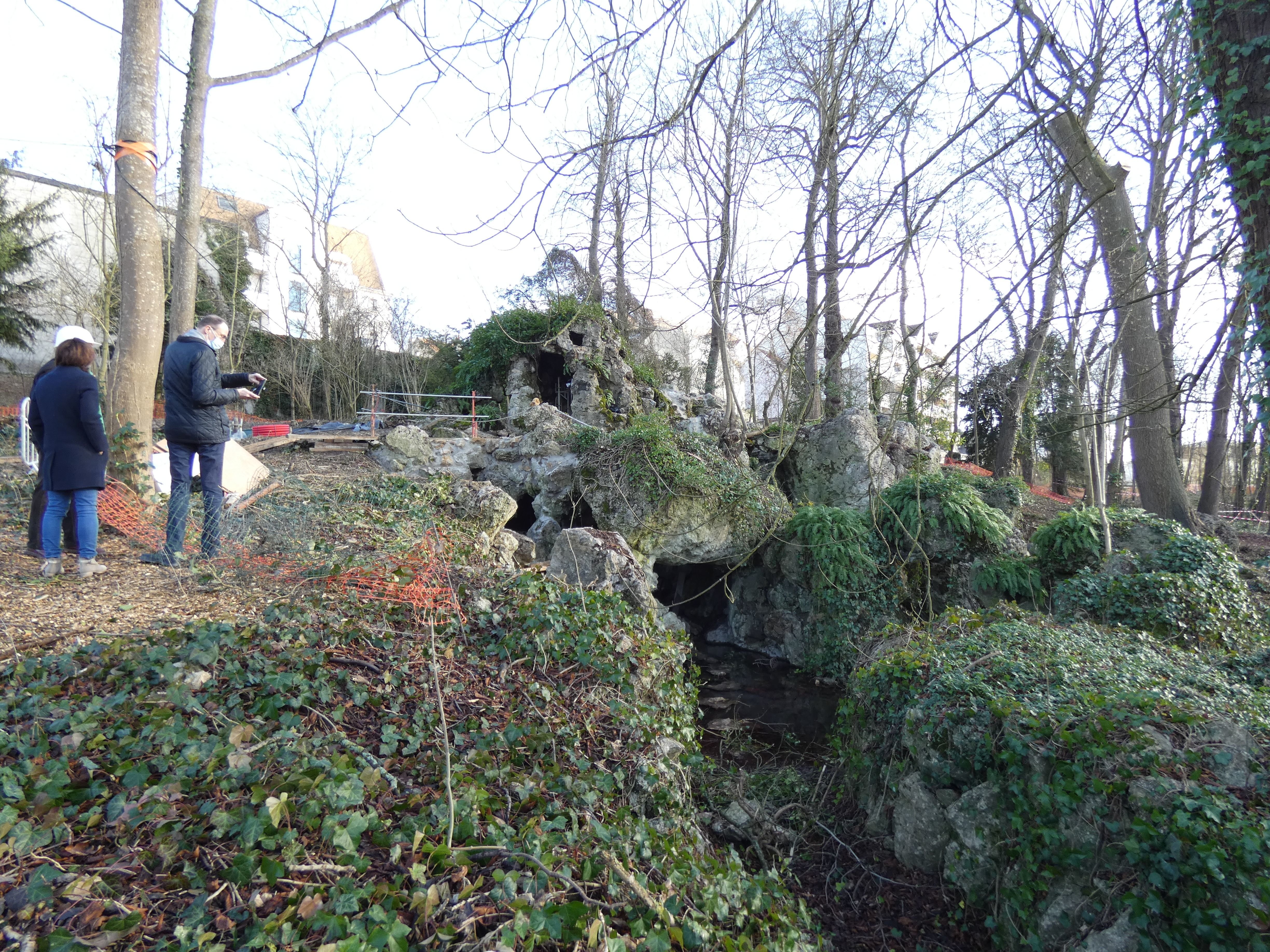 Yerres, le 5 janvier 2022. Les travaux au parc Budé avancent bien. A partir du printemps prochain, il devrait ouvrir au public, qui pourra découvrir la fameuse grotte monumentale en déambulant autour. LP/Cécile Chevallier