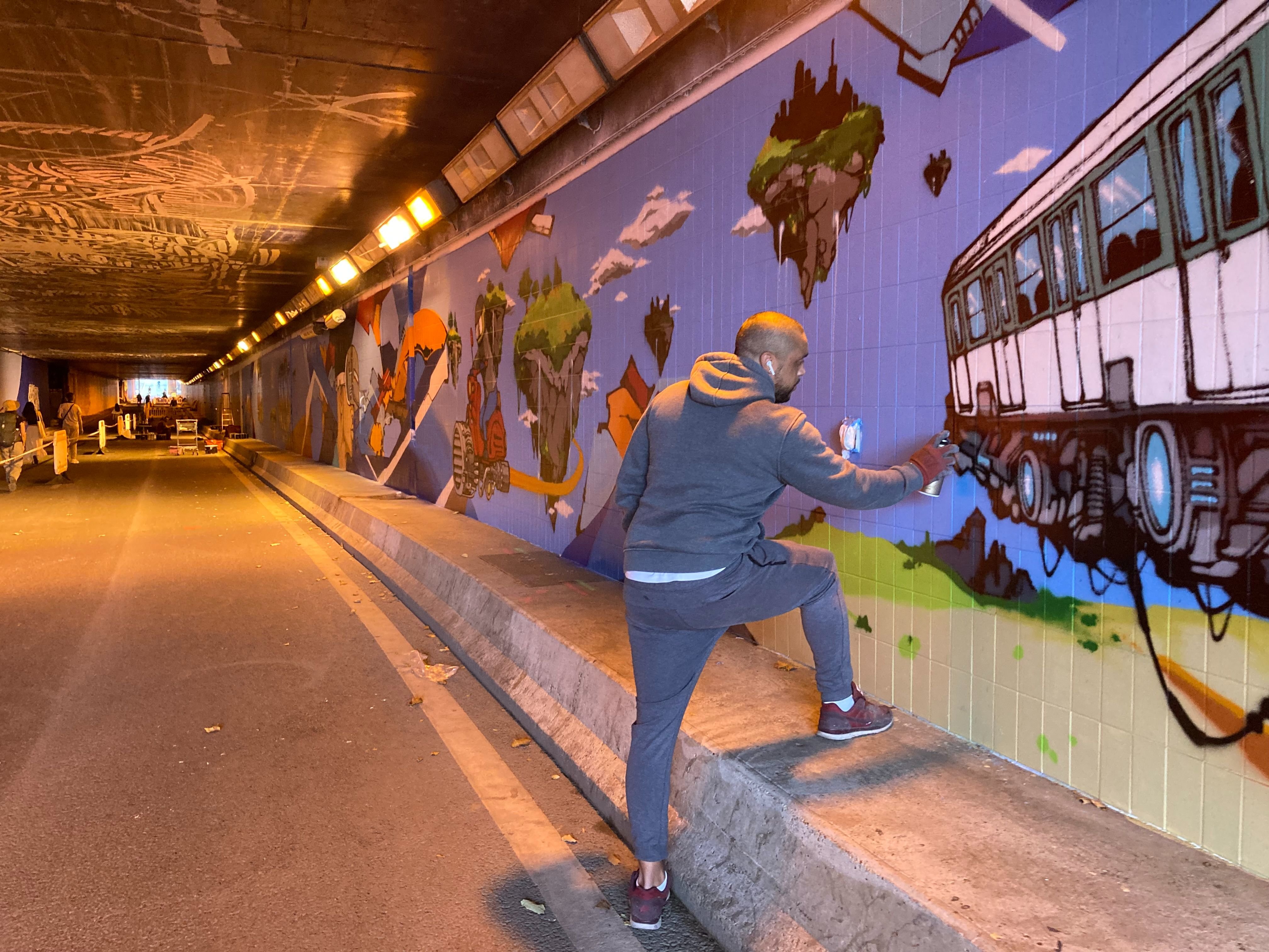 Paris (IVe), le 27 juillet. Le graffeur francilien Babs imagine un Paris futuriste tout le long des 240 m du tunnel Henri-IV. LP/E.D.