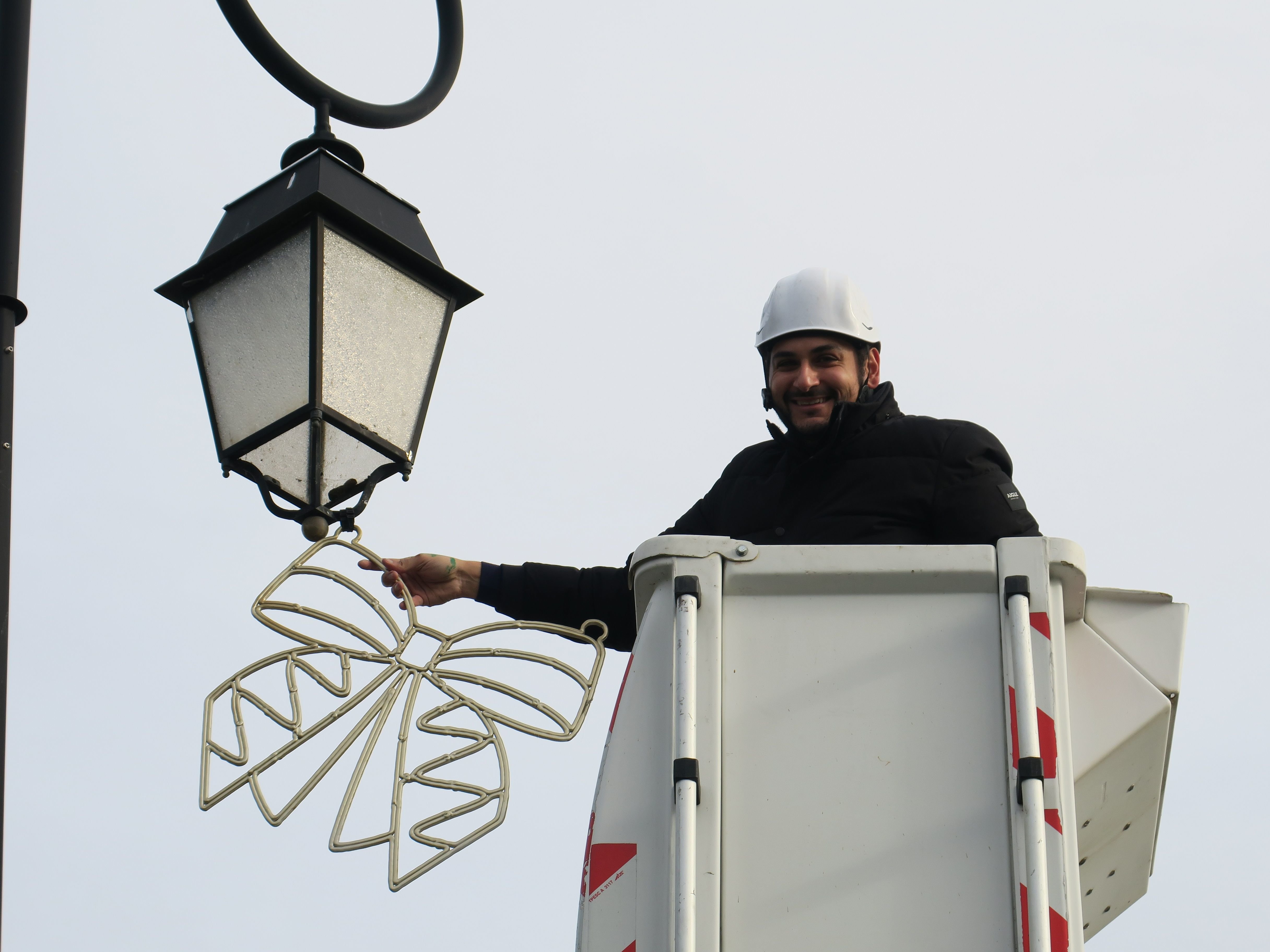 A Chevannes, ce dimanche matin, le maire accompagné d'élus et d'habitants s'occupait d'installer les décorations de Noël sur les candélabres. LP/ Sébastien Morelli