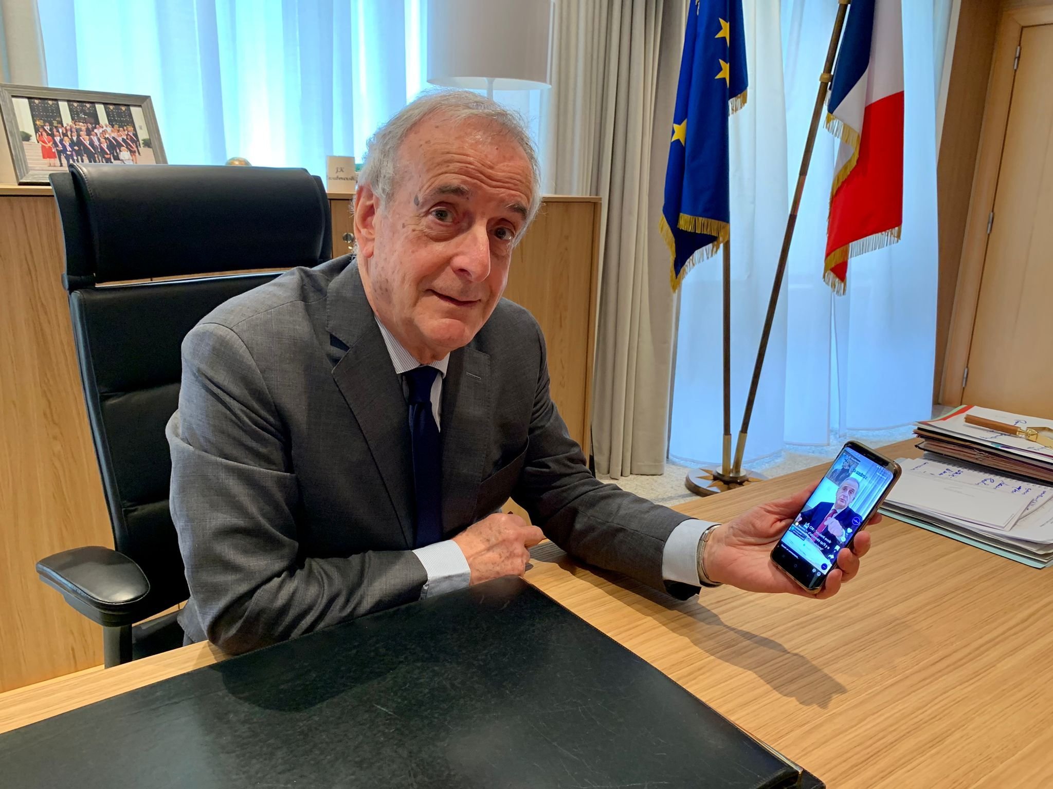 Courbevoie (Hauts-de-Seine), lundi 24 avril 2023. Le maire Jacques Kossowski (LR), 82 ans, se met en scène dans les vidéos de la chaîne TikTok de la commune. LP/Pauline Saint