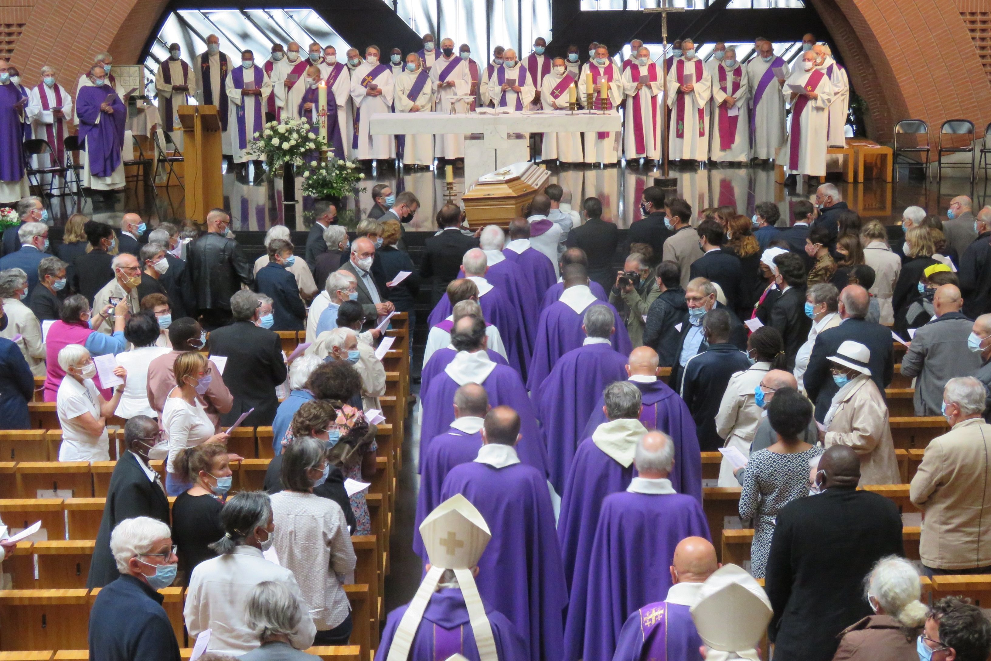 Evry-Courcouronnes, vendredi 6 août 2021. Vêtus d'étoles violettes, symboles de deuil, les prêtres suivent le cercueil dans la cathédrale de la Résurrection d'Evry. LP/Nolwenn Cosson