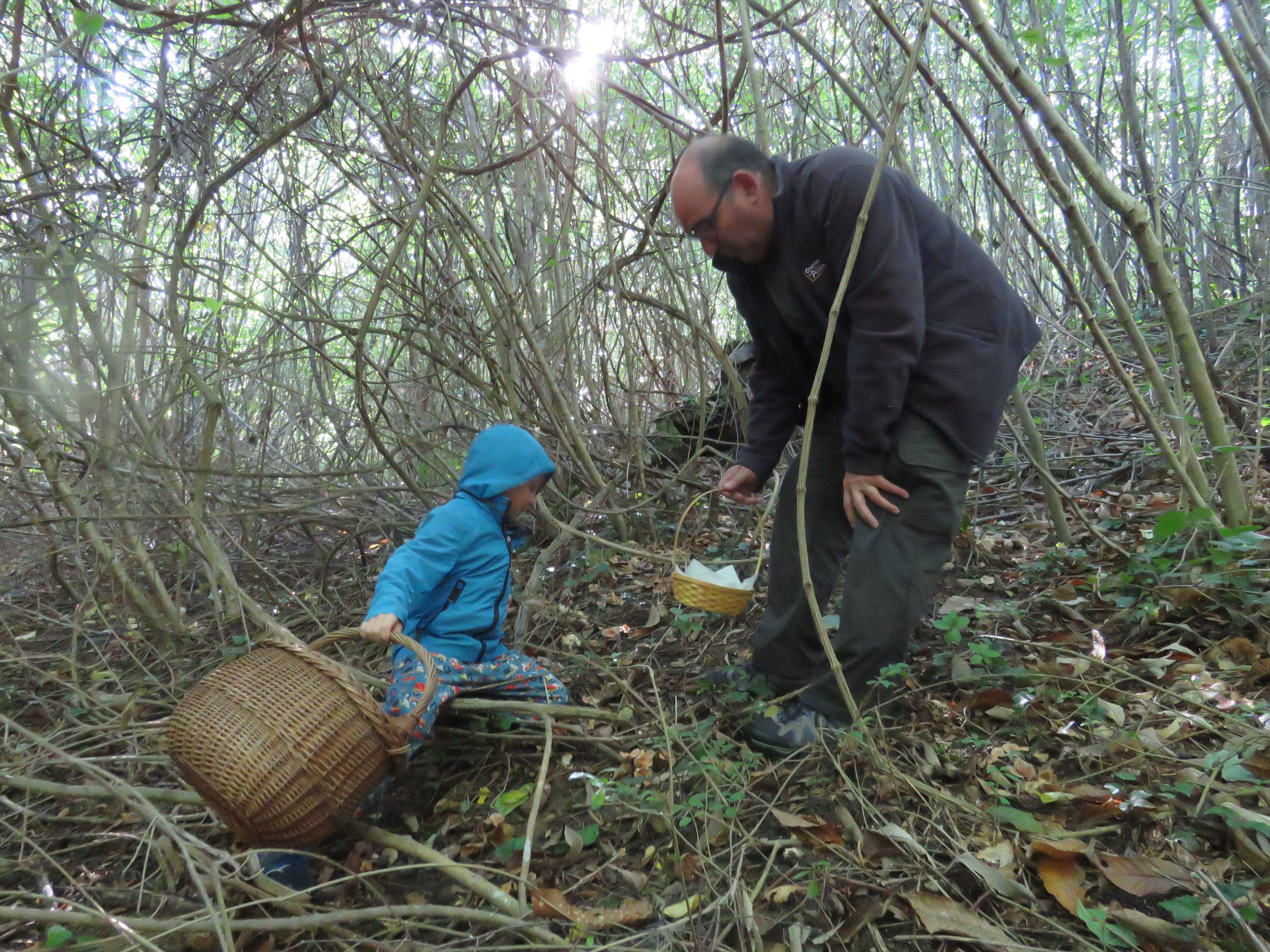 Elincourt-Sainte-Marguerite (Oise), ce samedi. Maxime, 7 ans et son papi, José, 62 ans, ont participé à une des nombreuses sorties mycologiques organisées dans le département. LP/Stéphanie Forestier