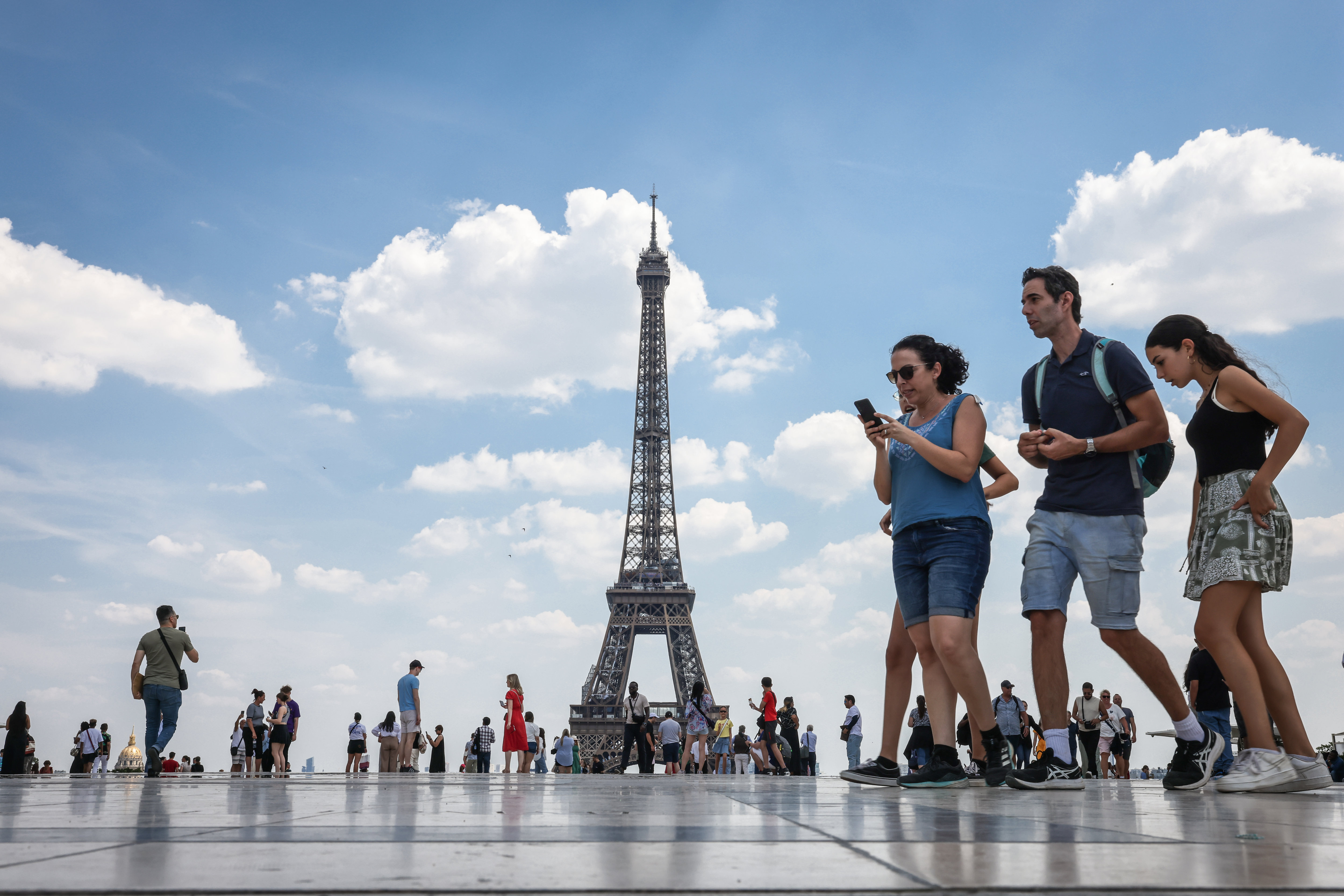 Paris (XVe), en juin 2023. Selon l'Office de tourisme de Paris, les arrivées aériennes prévues cet été dans la capitale sont supérieures de 10 % par rapport à l'été 2022 et presque similaires à celles d'avant-crise. LP/Fred Dugit