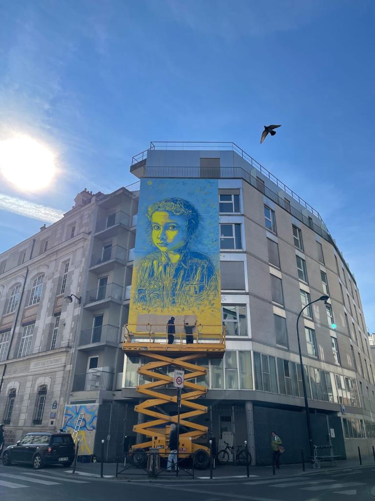 C215 peint une fresque en hommage à l'Ukraine rue Domrémy (XIIIe). Benjamin Rataud