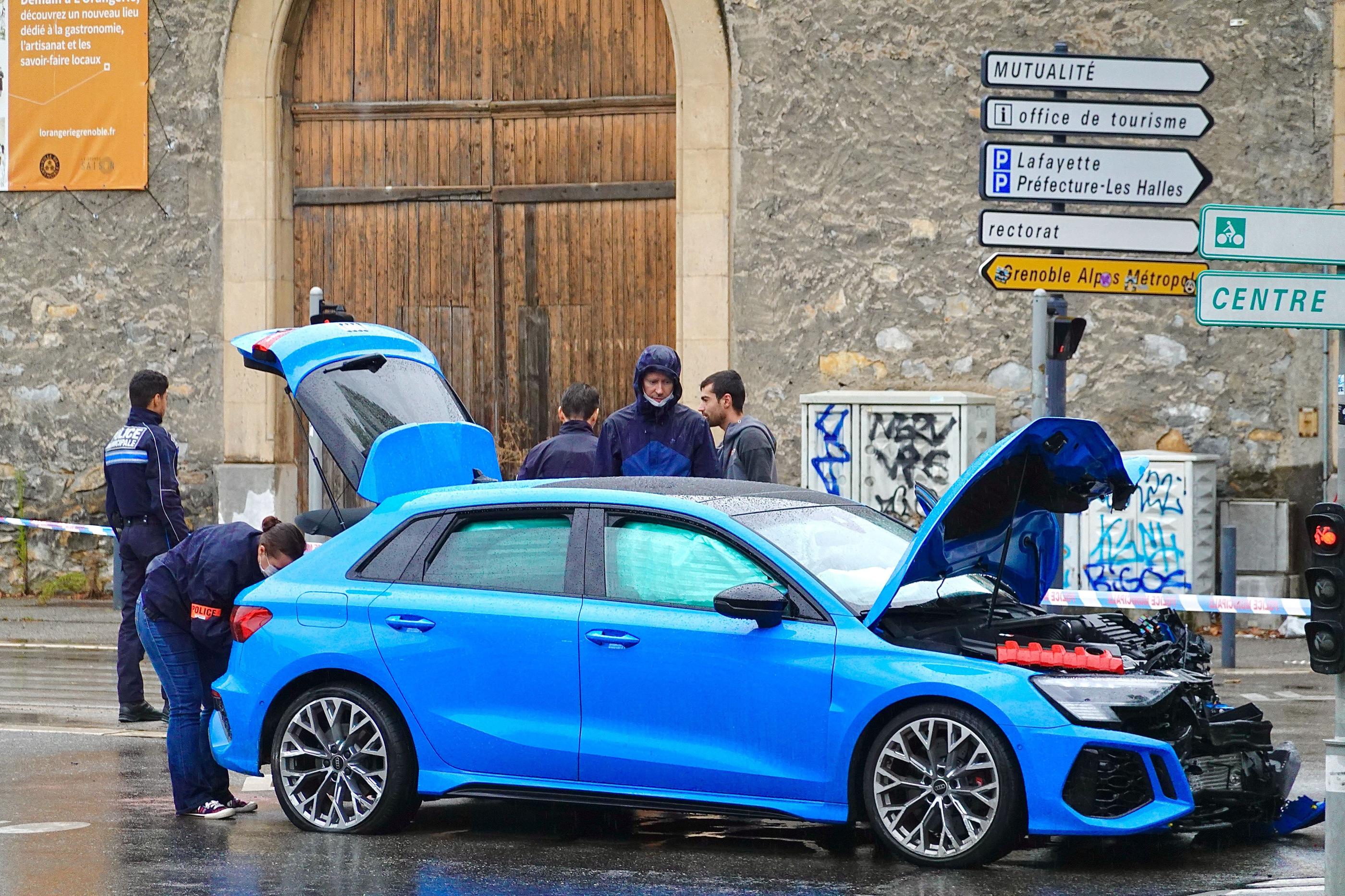 Un agent municipal a été tué par balles en tentant d'empêcher un délit de fuite. Ici, la voiture accidentée du tireur, une Audi RS3. LP/Thomas PUEYO