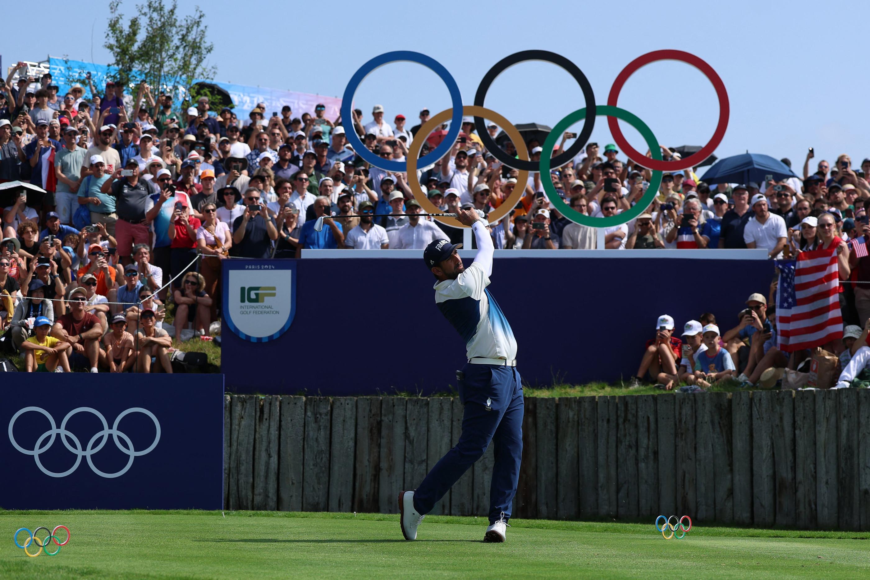 Matthieu Pavon devant un public nombreux et bruyant, ce jeudi, au Golf national. Emmanuel Dunand/AFP