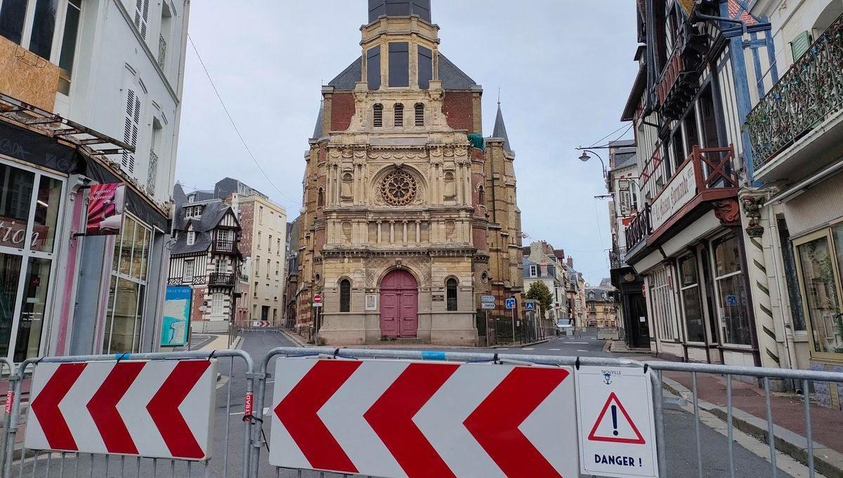 La ville de Trouville-sur-Mer n'a plus le choix : le clocher brinquebalant de l'église Notre-Dame de Bonsecours doit être déposé. DR/Elodie Touchais