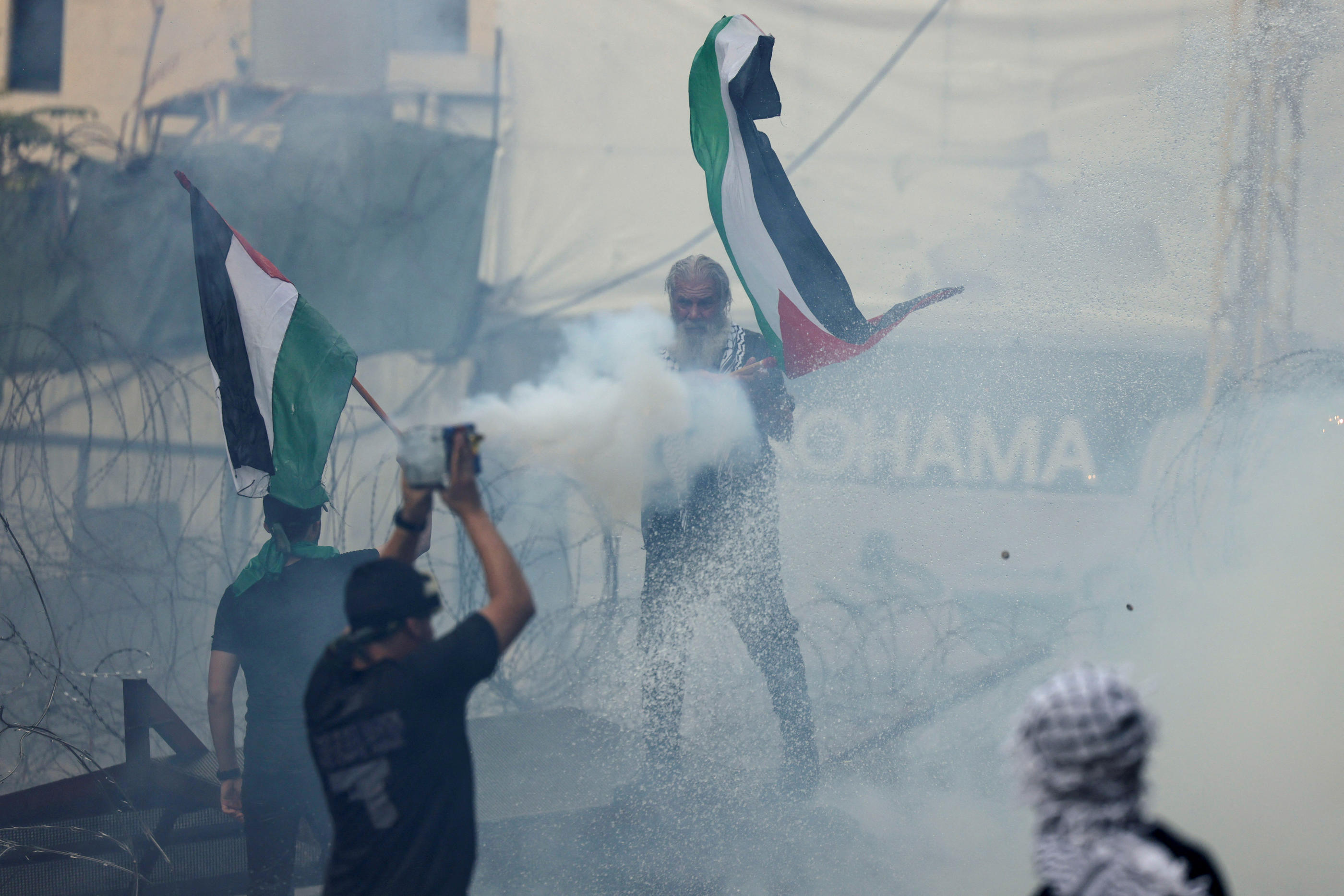 Un rassemblement de soutien aux Palestiniens devant l'ambassade des Etats-Unis à Awkar, à l'est de Beyrouth au Liban, ce mercredi au lendemain de l'explosion dans un hôpital de Gaza. REUTERS/Zohra Bensemra