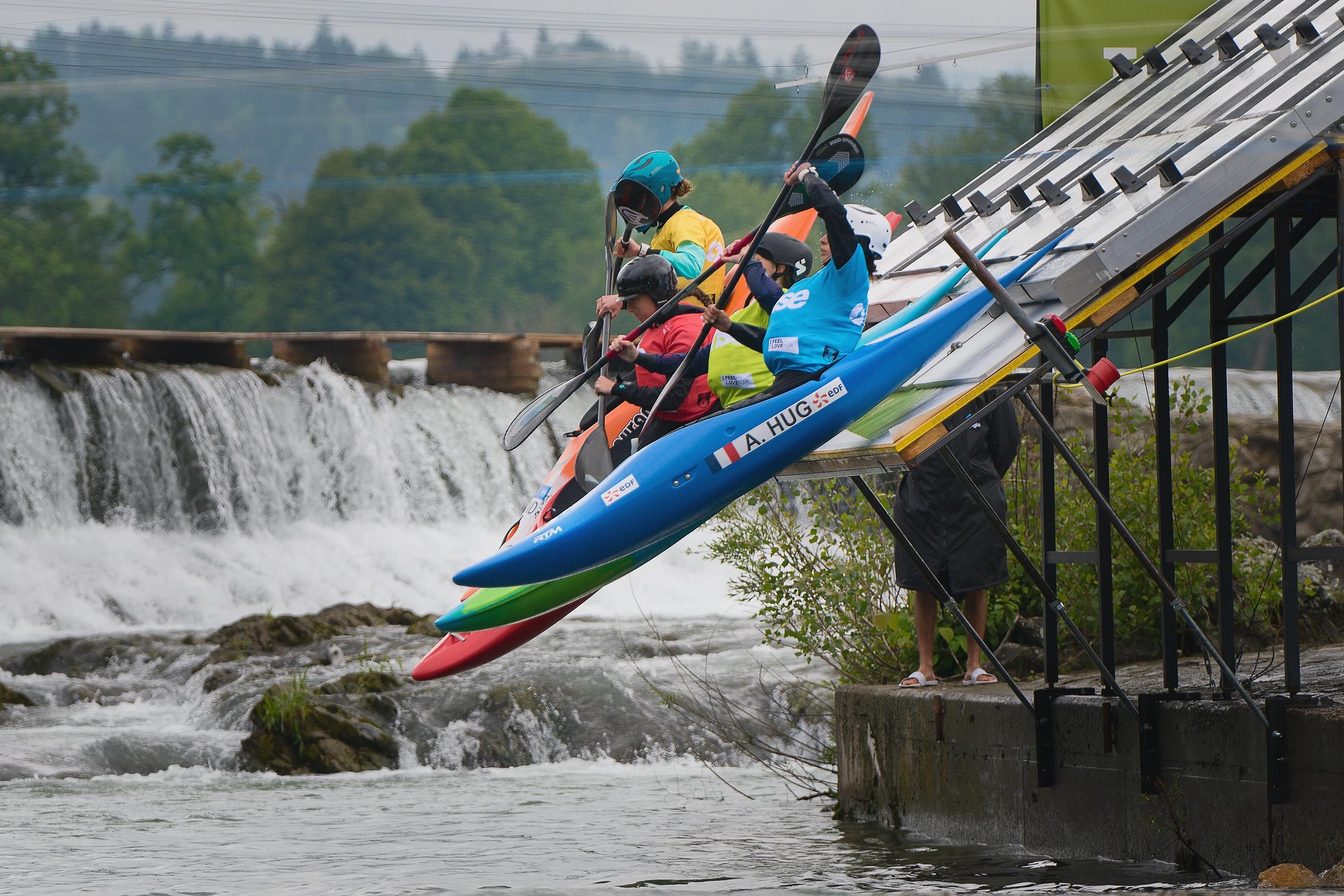 Sur l'épreuve du kayak cross, quatre bateaux (en bleu celui de la Française Angèle Hug) s'élancent simultanément d'une rampe. ICON SPORT/Petr Malina