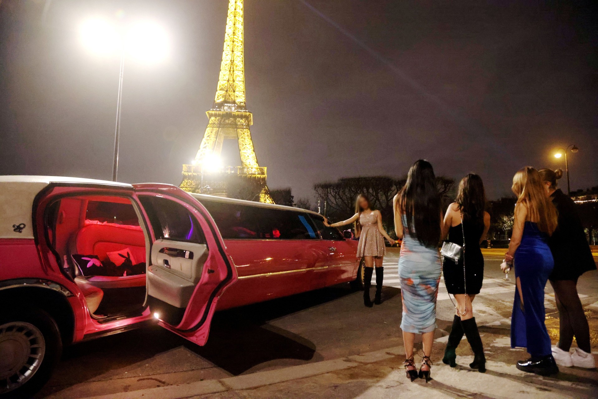 Clémence et ses amies ont profité des services de la société Carte blanche Limousine pour faire le tour de la capitale à bord de la « Pink Limo ». LP/Jean-Baptiste Quentin