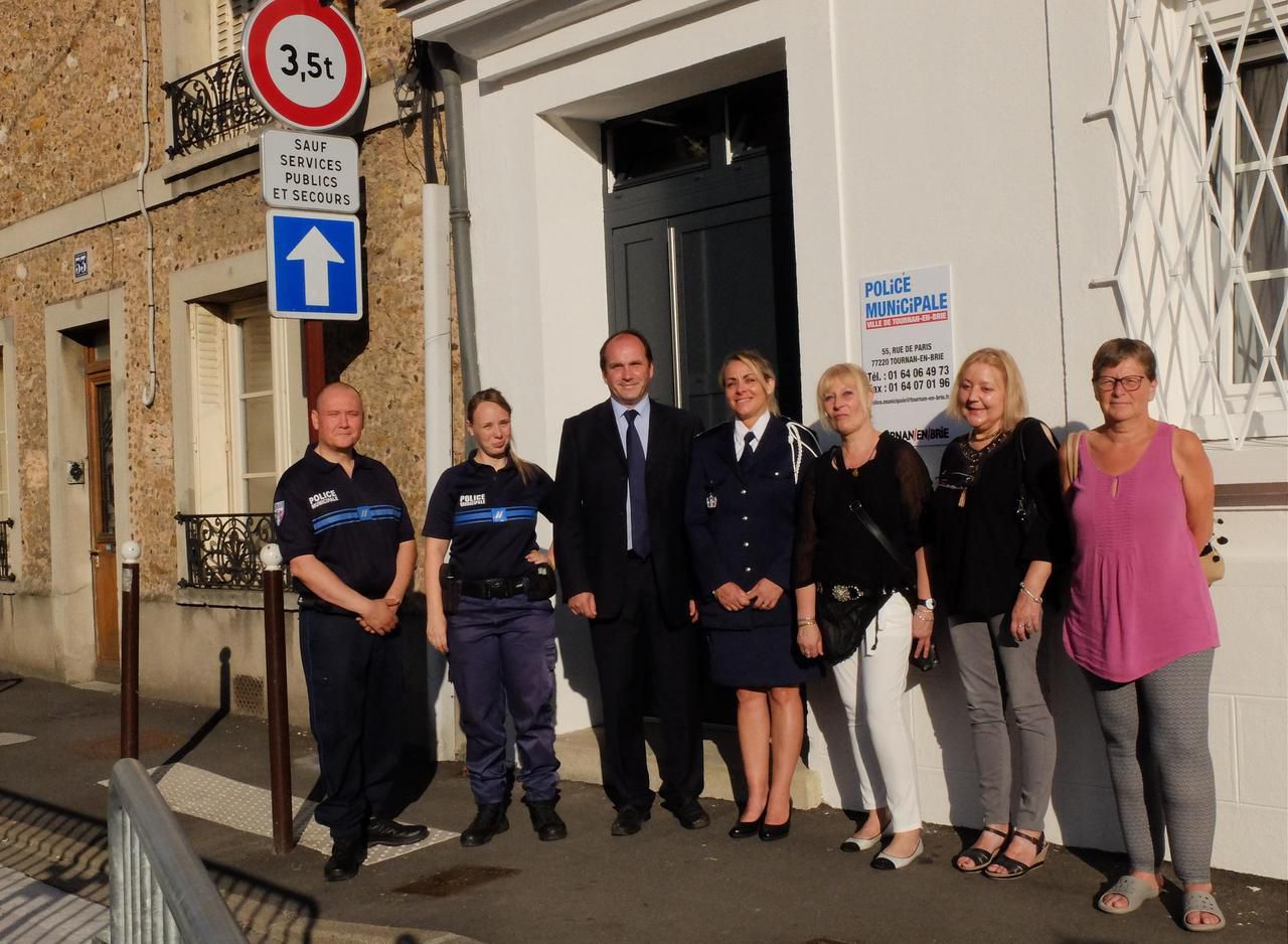 <b></b> Tournan-en-Brie, ce mercredi 4 juillet. Le maire LREM de Tournan-en-Brie, Laurent Gautier (au centre à gauche) inaugure les nouveaux locaux de la police municipale en compagnie des agents dont le brigadier-chef Aurélie Raussou (au centre à droite).