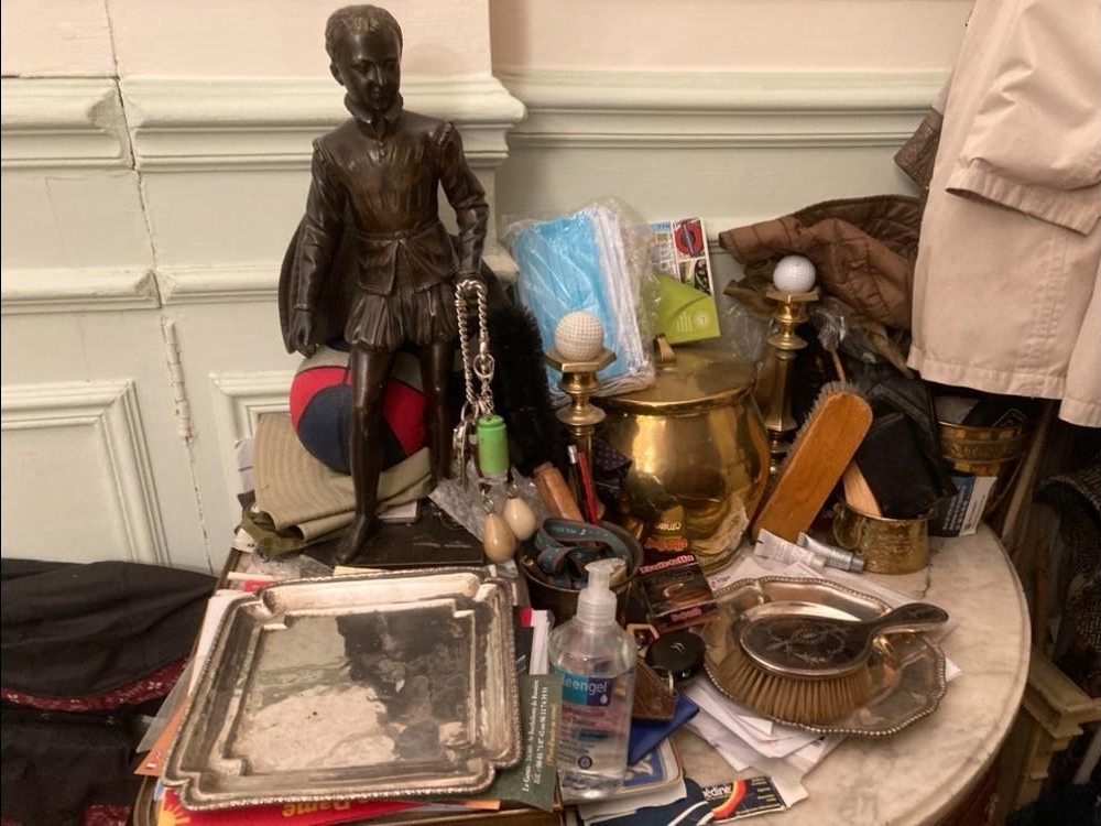 Des objets de valeur, dont un bronze d'Henri IV du XIXe siècle, ont disparu de l'appartement après le passage de l'huissier et du commissaire-priseur. DR