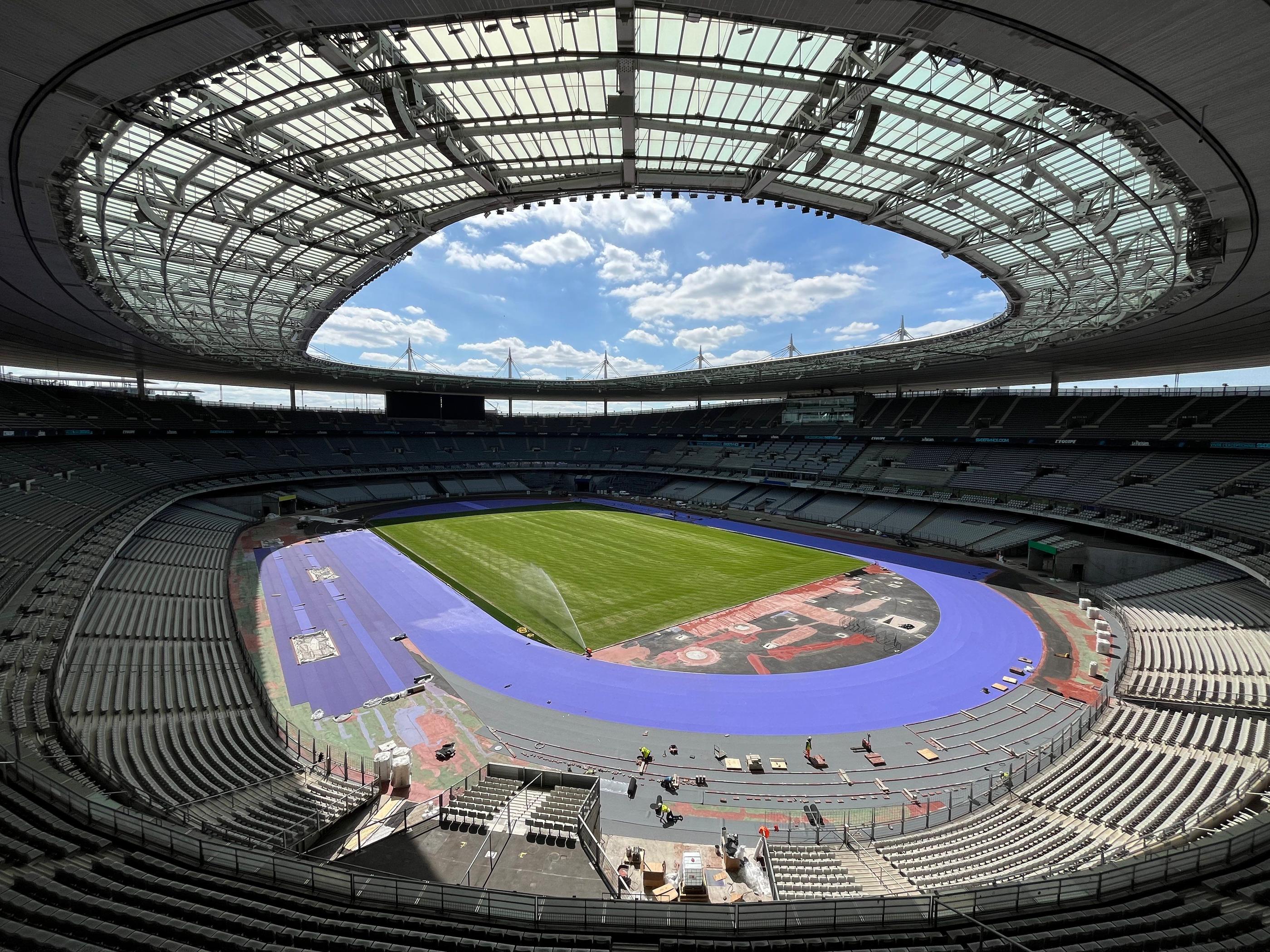 La piste d’athlétisme du Stade de France sera violette pour les JO Paris 2024. Neuf couloirs seront installés. DR