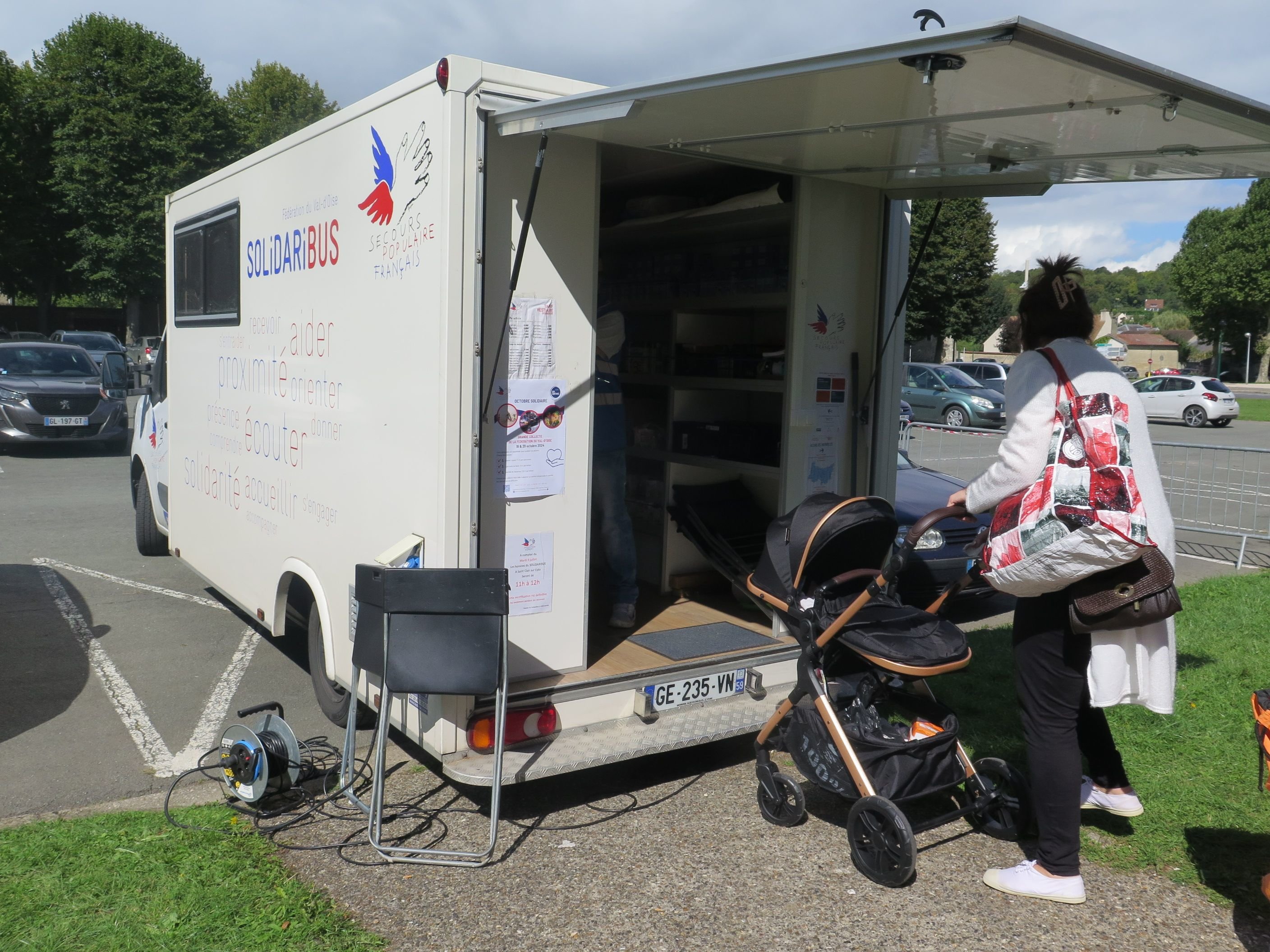 Magny-en-Vexin, jeudi 12 septembre. Le Secours populaire 95 a lancé depuis un peu plus d'un an une tournée en zones rurales dans les villages du Vexin. LP/Ma.P.