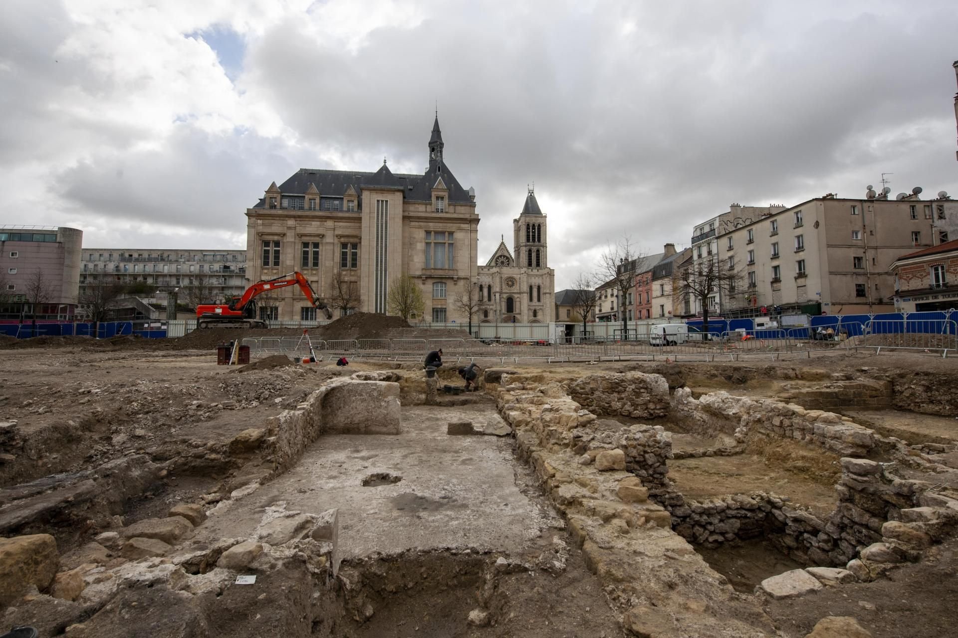 Des fouilles archéologiques préventives ont été menées avant le réaménagement complet de la place Jean-Jaurès, en plein centre-ville de Saint-Denis. Inrap