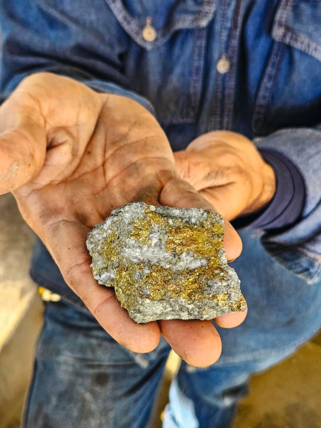 Il faut broyer environ 1 tonne de roche et laisser décanter la boue obtenue durant quinze jours dans diverses solutions pour obtenir de 5 à 15 grammes d’or. Chloé Belleret