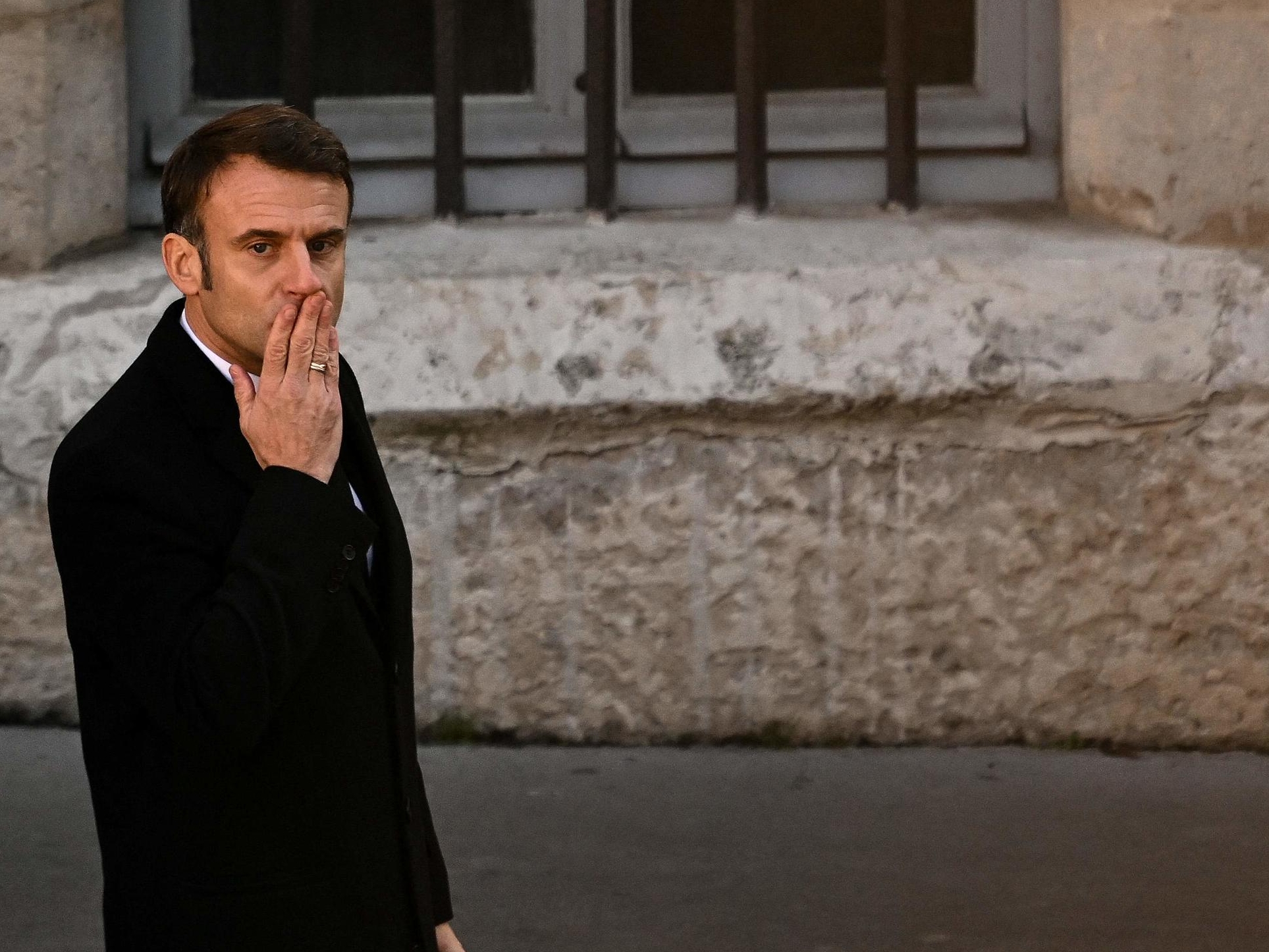 Emmanuel Macron est apparu très ému mercredi à Lyon, où il a rendu hommage à son ancien ministre de l'Intérieur, Gérard Collomb, disparu samedi à l'âge de 76 ans. AFP/Olivier Chassignole