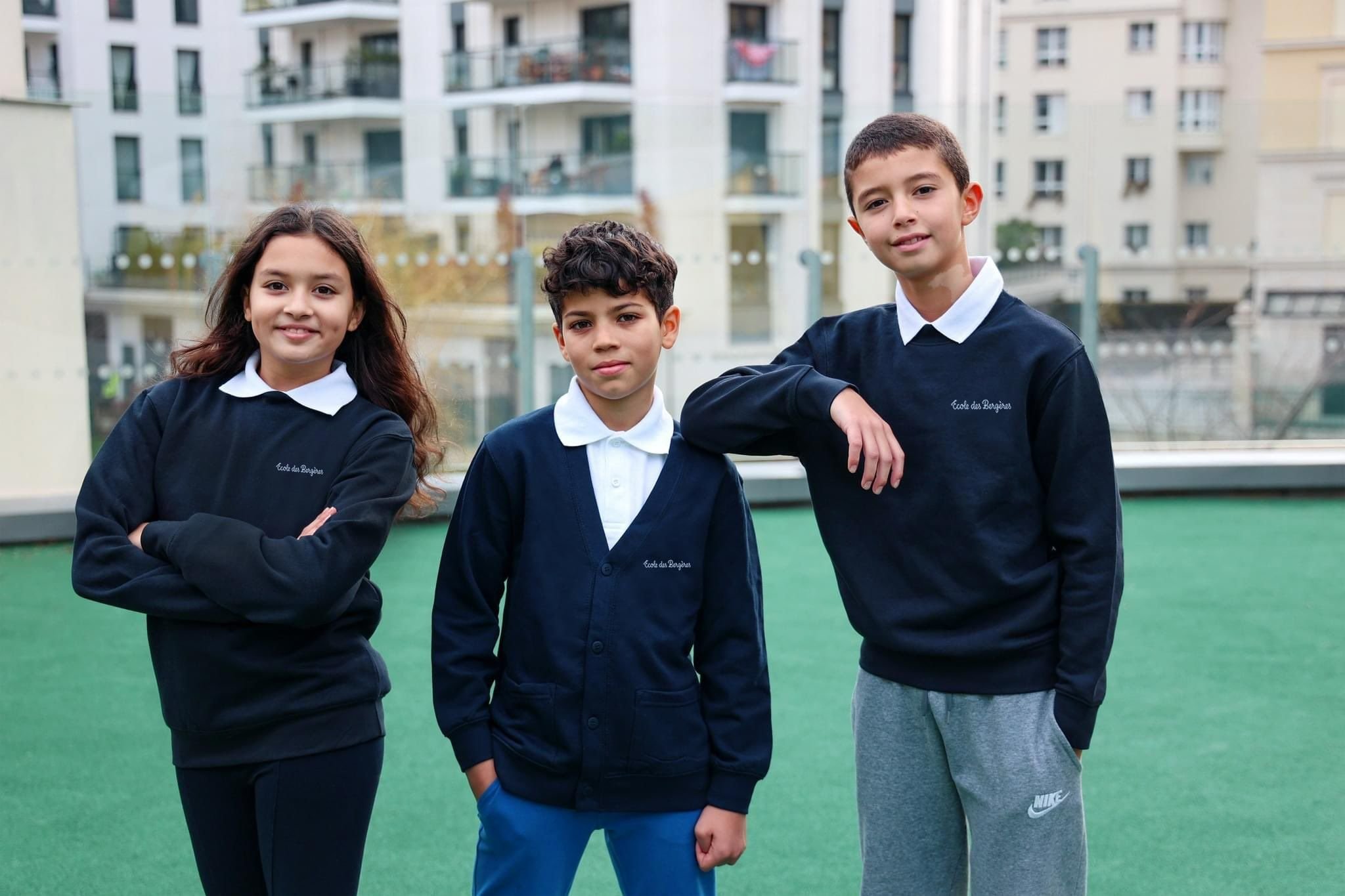 Les écoliers de cours élémentaires disposeront de quatre polos manches courtes blancs, de deux sweat bleu marine et d’un cardigan de la même couleur. DR/Ville de Puteaux