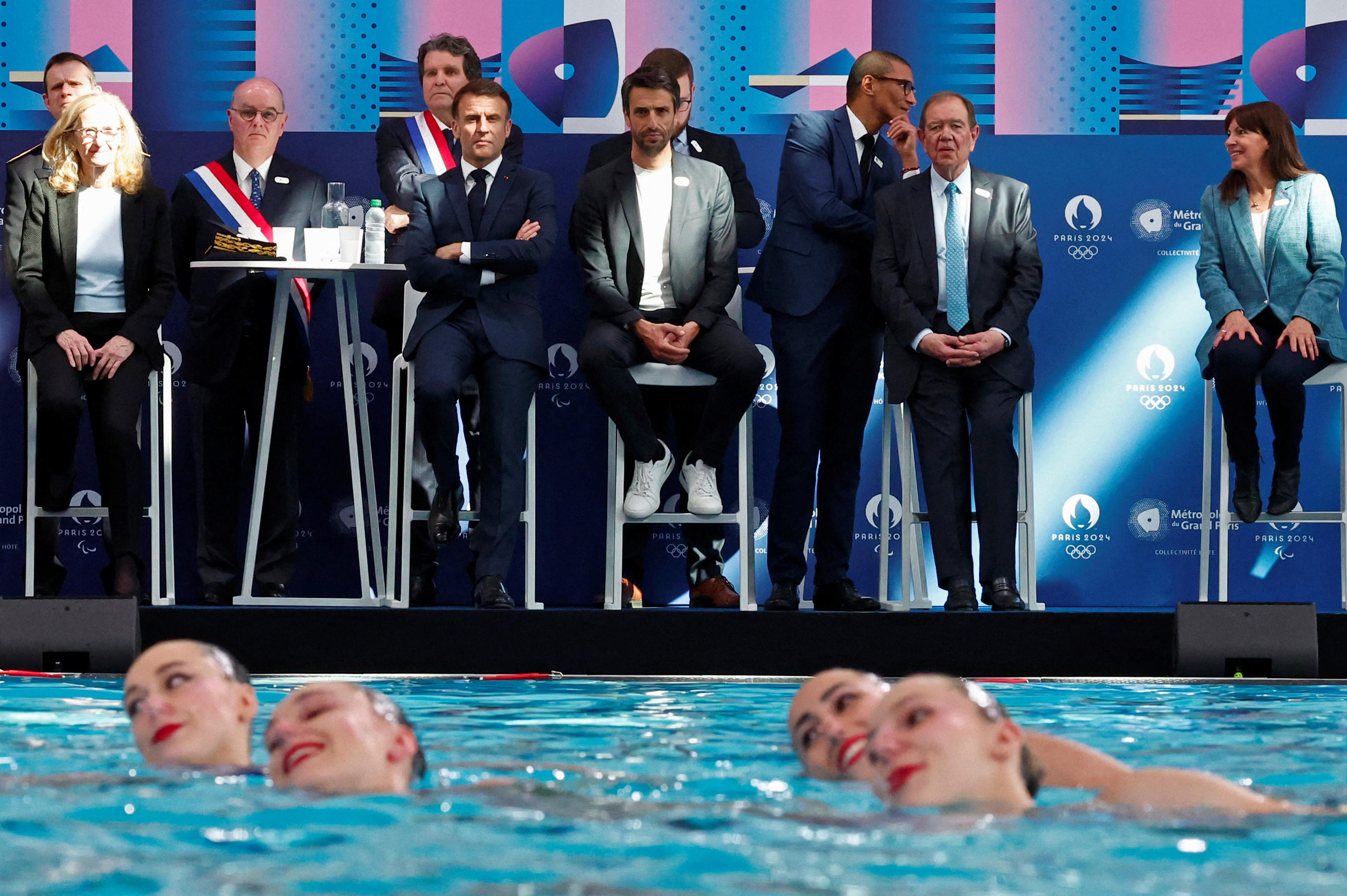 Emmanuel Macron (à gauche, à côté de Tony Estanguet) a assisté, ce jeudi, à une performance sportive et artistique réalisée par des jeunes licenciés de la Fédération. Reuters/Pool/Gonzalo Fuentes