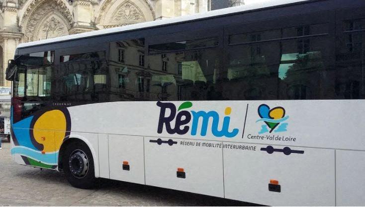 Les cars scolaires qui traversent la région Centre-Val de Loire sont progressivement convertis à l'électrique. Les 20 premiers modèles roulent depuis la rentrée du 2 septembre 2024. ©François Guéroult/Radio France/Maxppp