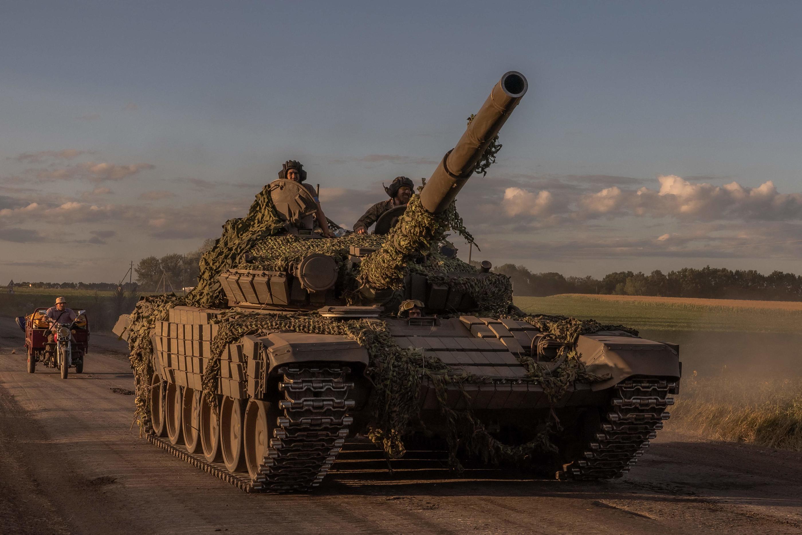 Des militaires ukrainiens sur un char T-72 de fabrication soviétique dans la région de Sumy, près de la frontière avec la Russie, le 12 août 2024. AFP/ Roman Pilipey