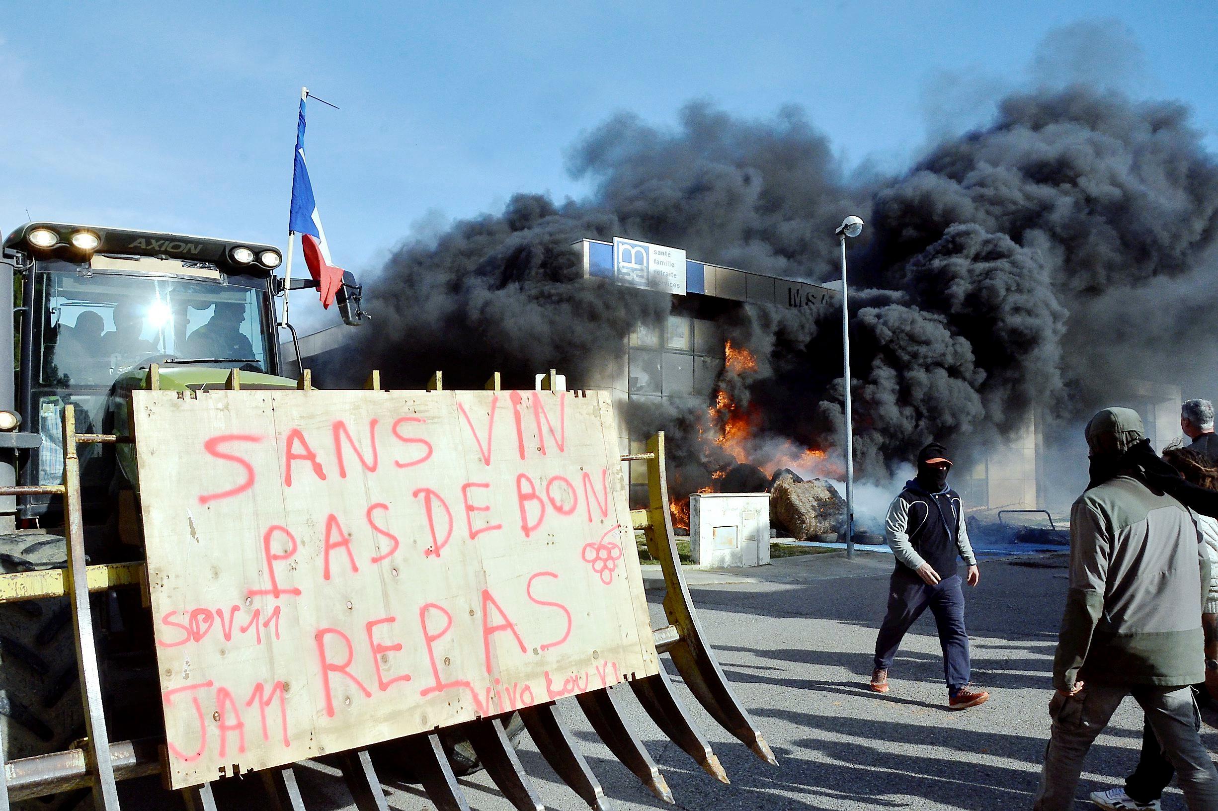 À Narbonne (Aude), la Mutualité sociale agricole a été incendiée, sans intervention des forces de l’ordre, sur instruction gouvernementale. PhotoPQR/L'Indépendant/Christophe Barreau