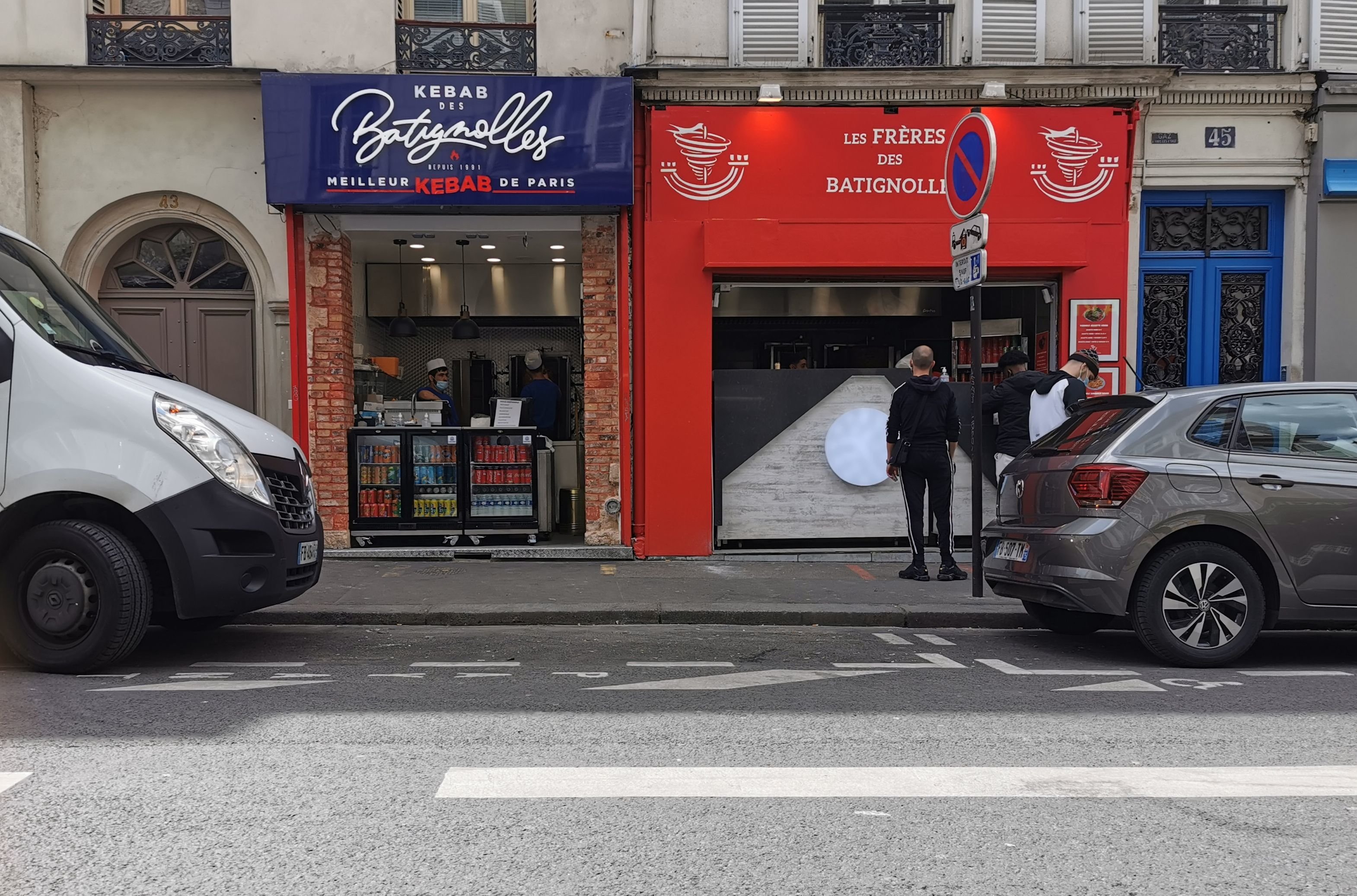 Rue des Batignolles (XVIIe), deux kebabs concurrents sont situés l'un à côté de l'autre. Celui de droite a ouvert il y a quinze jours. A l'intérieur, les neveux du patron qui gère l'établissement de gauche. / LP/F.H.