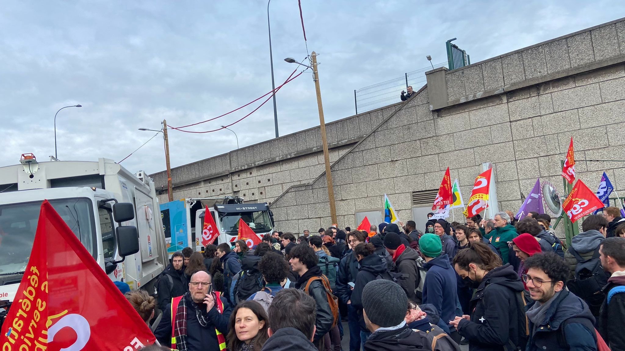 Romainville (Seine-Saint-Denis), ce mardi. Dans la matinée, environ 200 personnes ont bloqué l'accès de la déchetterie du Syctom. Les manifestants ont été évacué au bout de quelques heures. Twitter/CGT 93