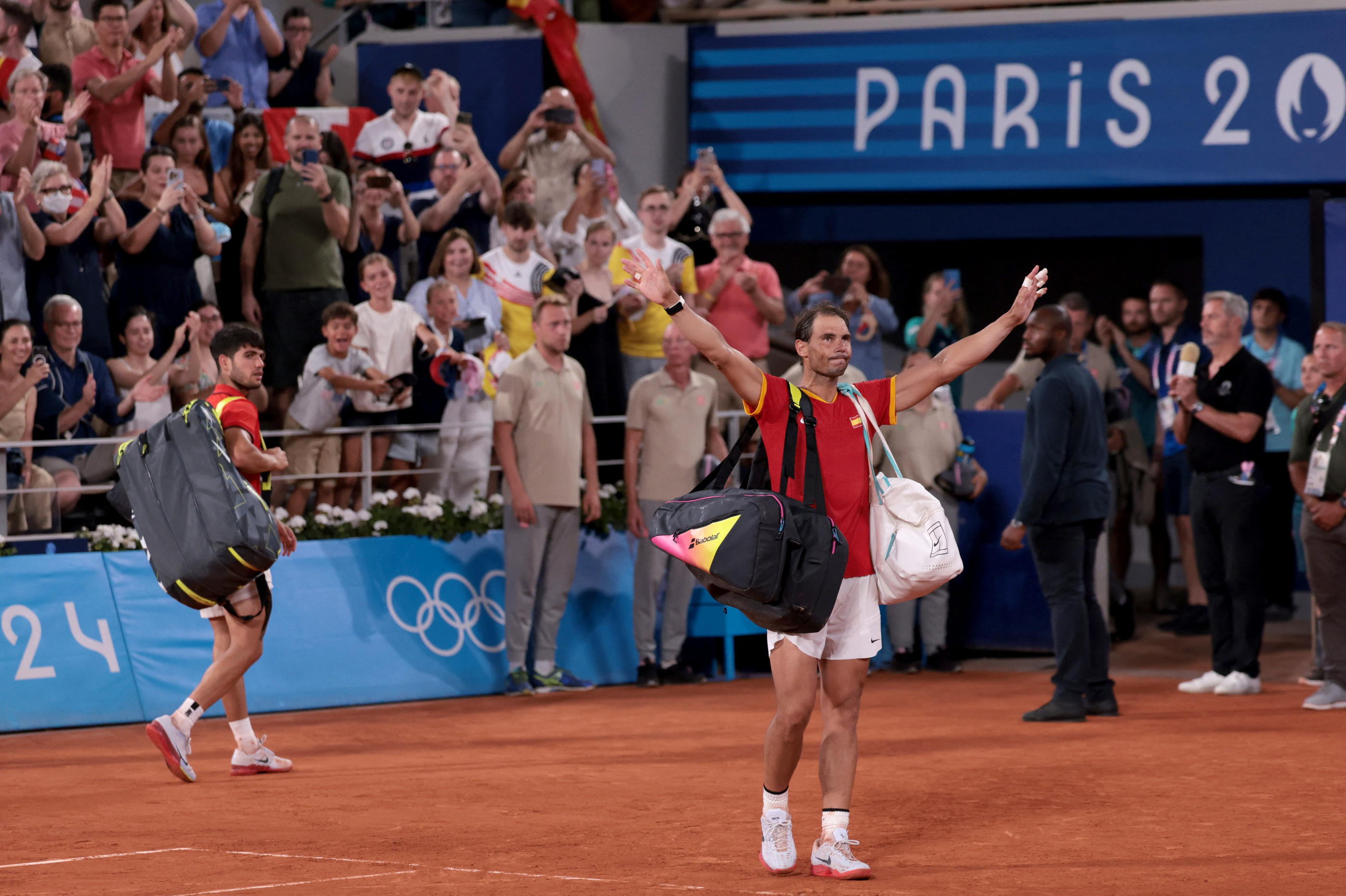 Paris, Roland-Garros. Un dernier salut et Nadal quitte le central, éliminé avec son compatriote Alcaraz (REUTERS/Claudia Greco).