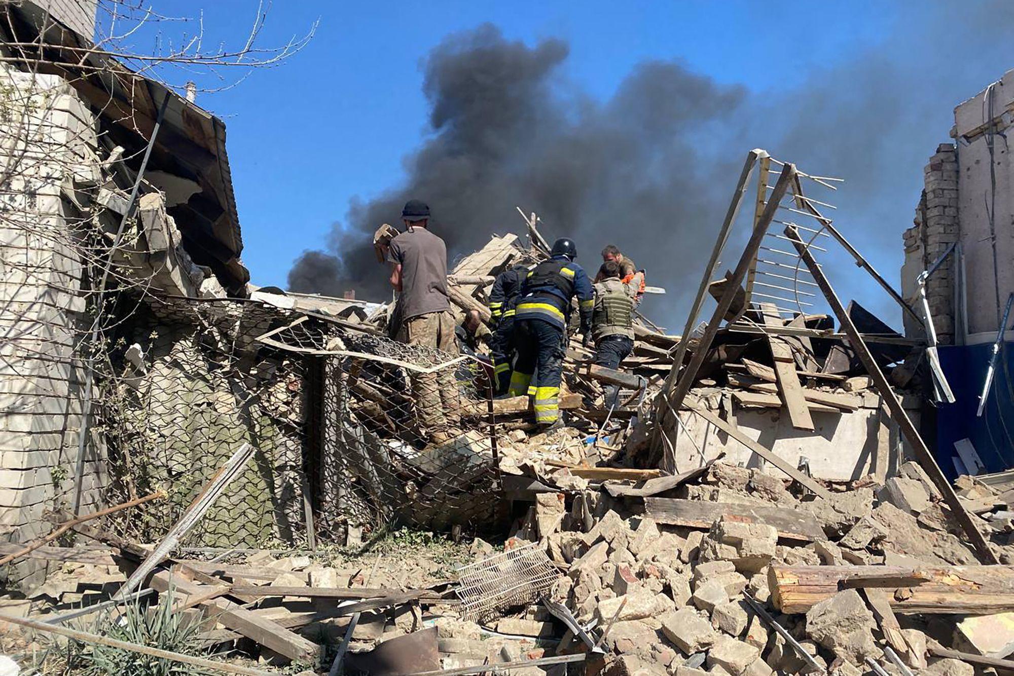 Une frappe a tué deux femmes et un enfant dans le village de Lyptsi, situé à une dizaine de kilomètres de la frontière russe, endommageant des magasins. AFP/ Telegram/@synegubov