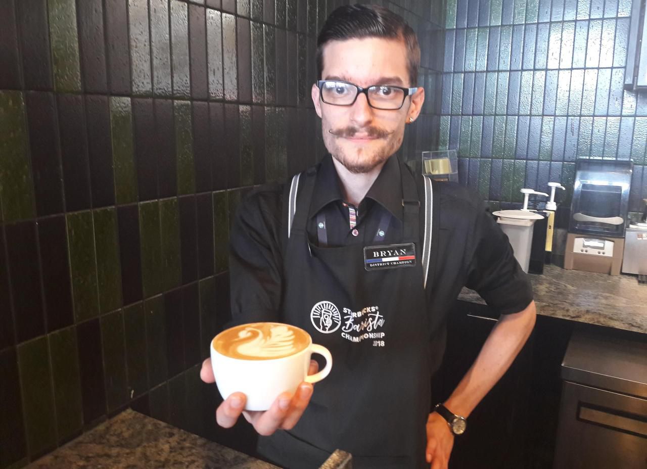 <b></b> Roissy, juin 2018. Bryan Marcos peut dessiner un cygne dans un café avec de la mousse de lait, en quelques secondes et avec beaucoup d’aisance.