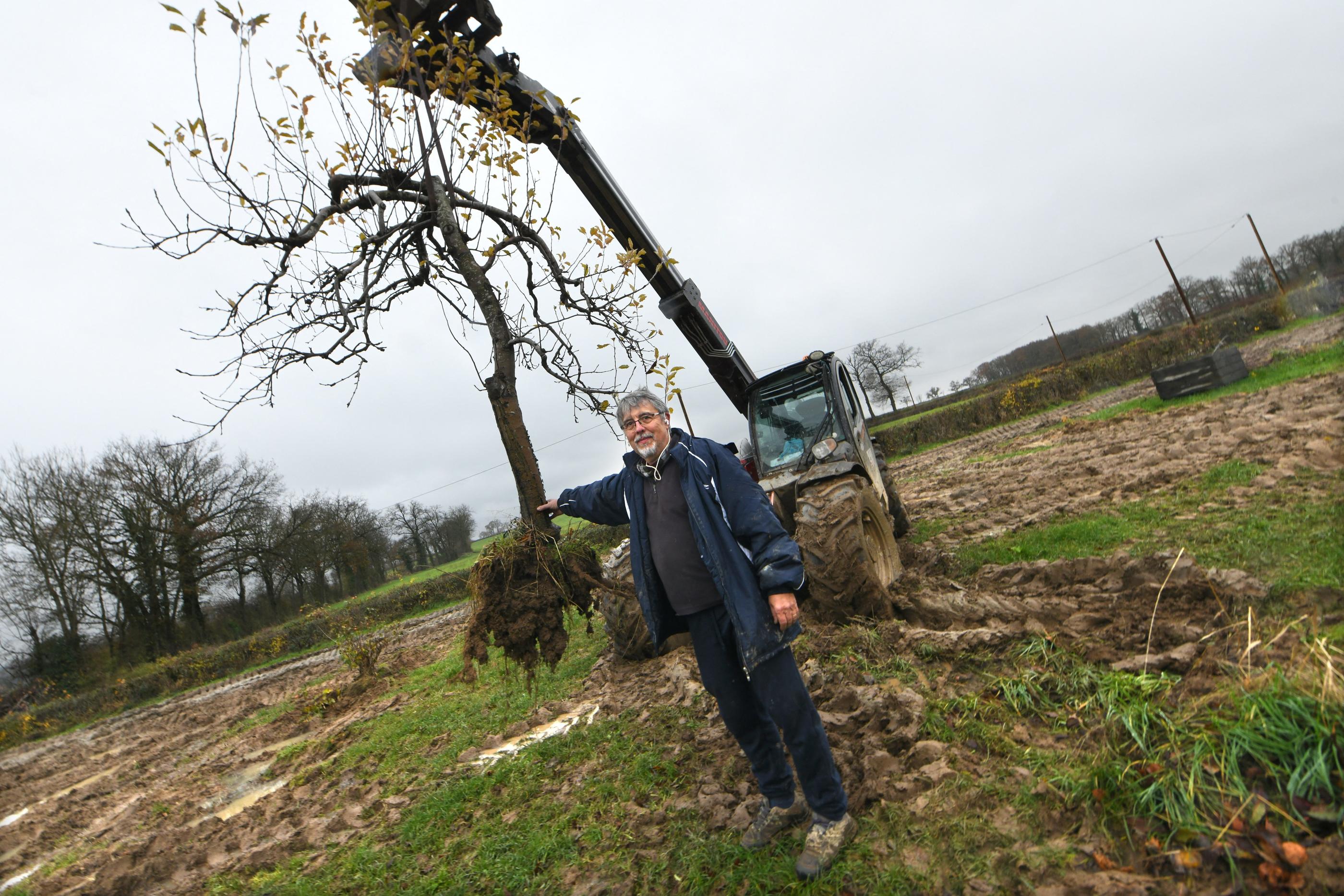 Après sa retraite, l’exploitation de Jean-François Giraud sera bien transmise à son fils mais ce dernier ne s’occupera que des vaches laitières et de l’installation de bio méthanisation. PHOTOPQR/LA MONTAGNE/Bruno Barlier