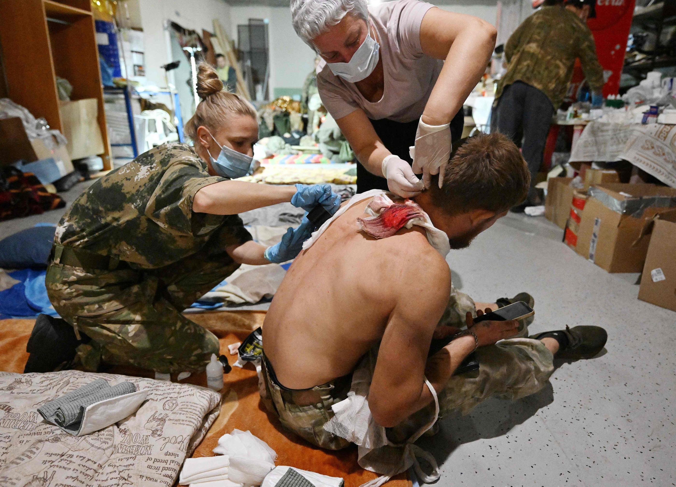 Des médecins russes pansent les blessures d'un habitant de la région de Koursk dans un hôpital de campagne.  AFP/Anatoliy Zhdanov/Kommersant