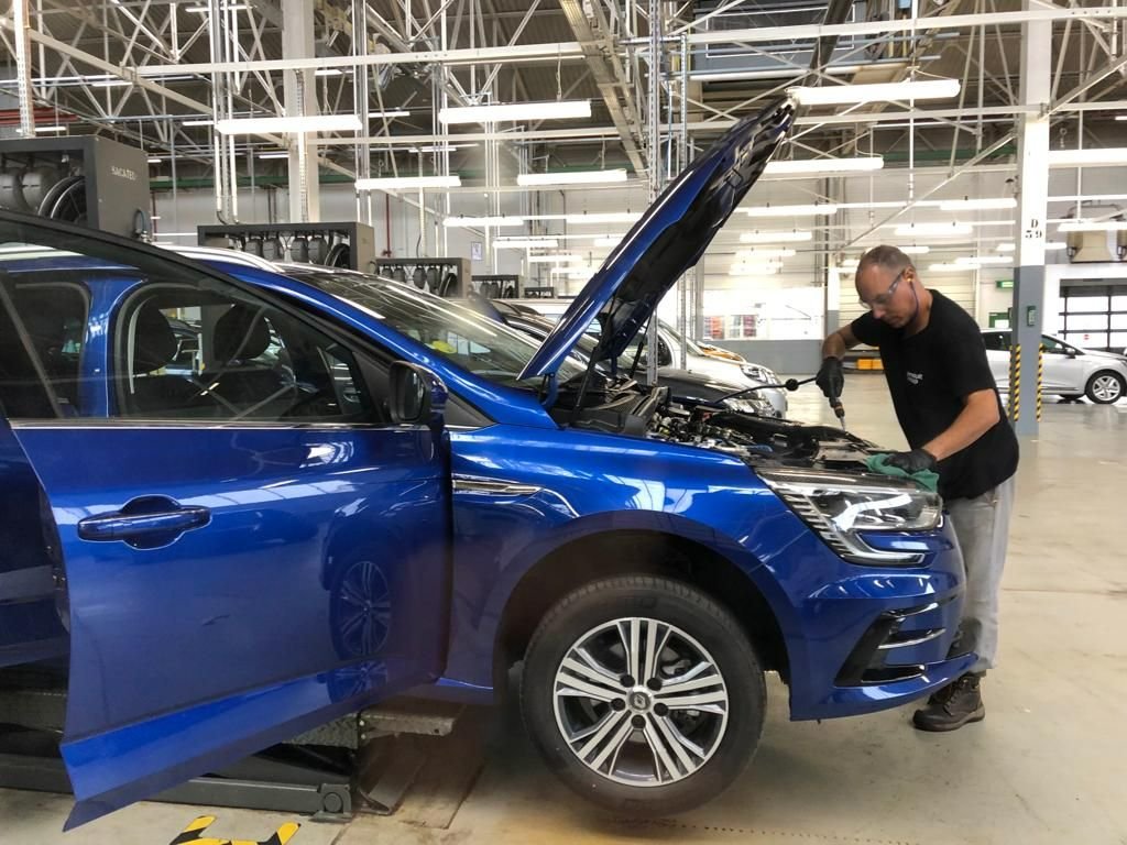 Aubergenville, ce samedi. L'usine Renault a ouvert ses portes pour présenter son projet de reconversion, essentiellement basé sur le reconditionnement de véhicules d'occasion. LP/Elisabeth Gardet