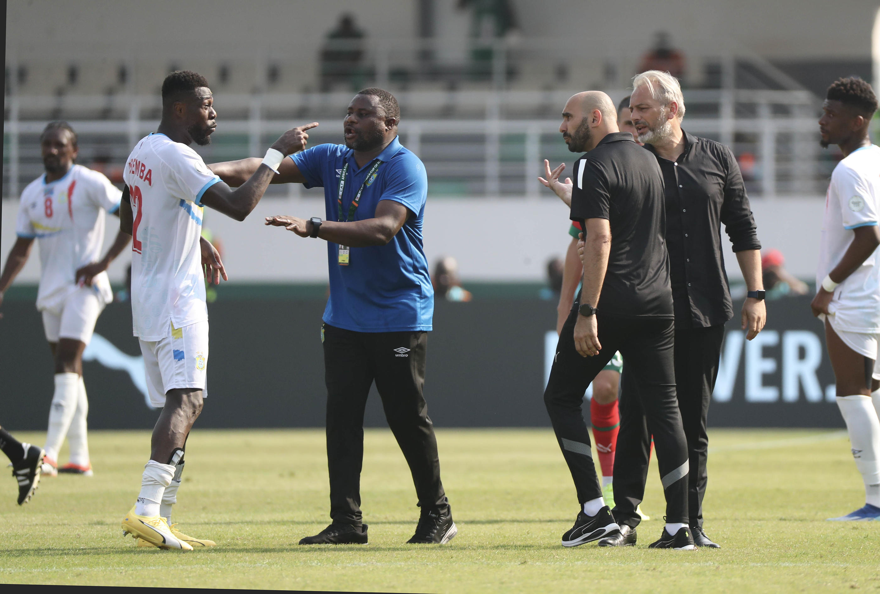 La différend entre Chancel Mbemba (à gauche) et Walid Regragui a provoqué une échauffourée générale à la fin de Maroc-RD Congo. Photo Icon Sport