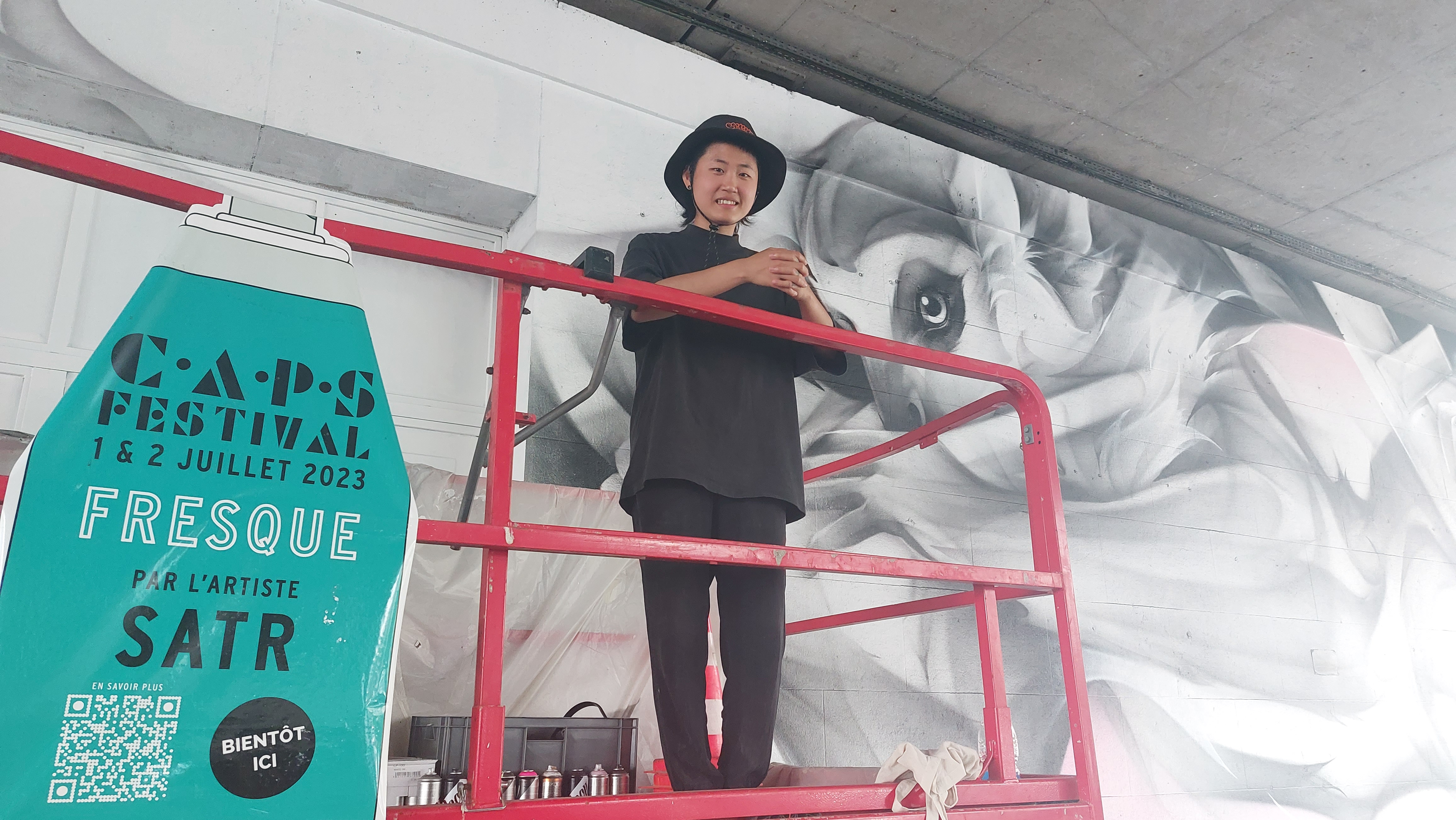Clichy, le 29 juin. La graffeuse chinoise Satr, invitée de la 3e édition du Caps Festival dédié à l'art urbain, réalise une fresque sous le périphérique. LP/Anne-Sophie Damecour