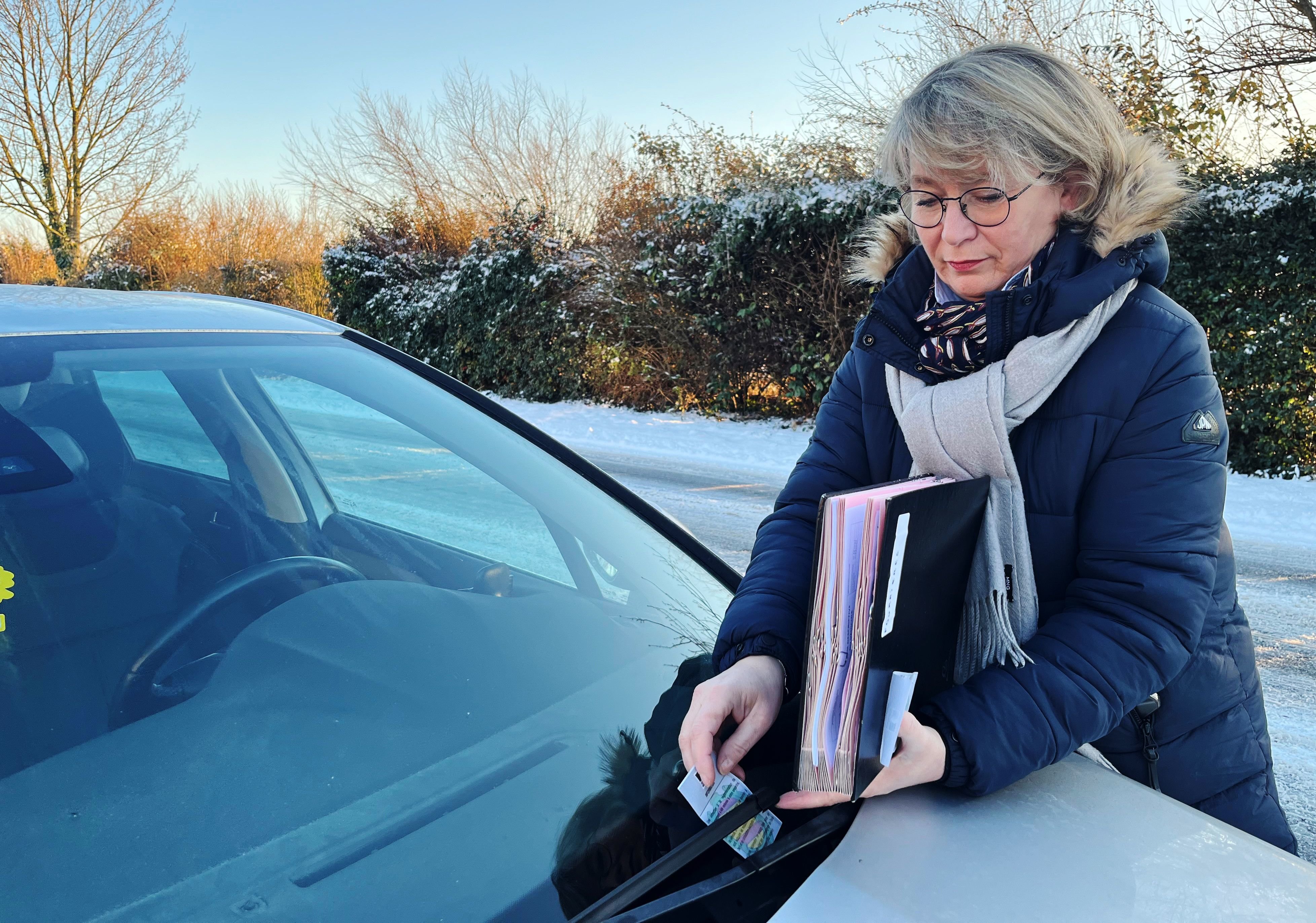 Catherine Martin, la maire de Tillé (Oise), ici ce vendredi 19 janvier, prend régulièrement le relais de son ASVP pour verbaliser les véhicules en infraction. LP/Patrick Caffin