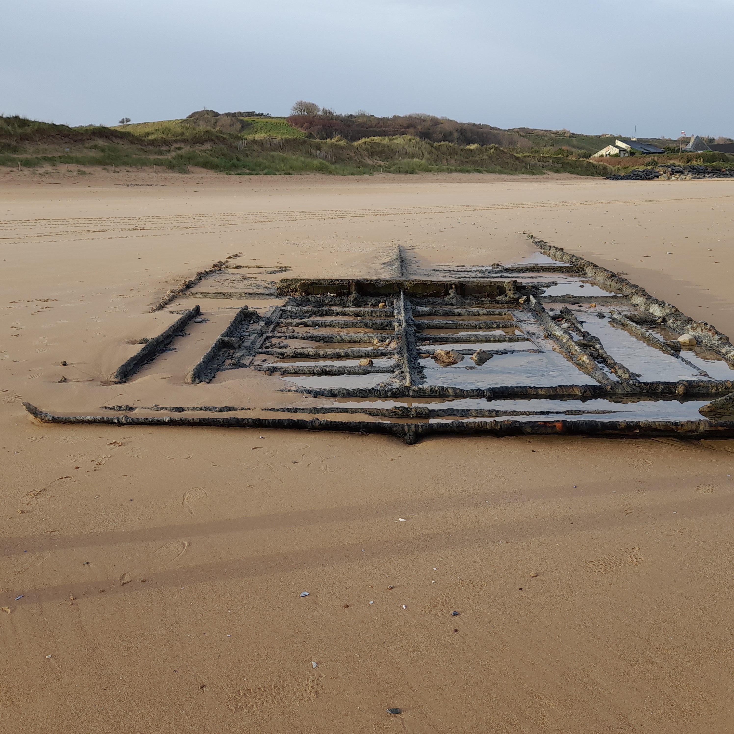 Depuis plusieurs jours, à Omaha Beach (Calvados) la mer découvre et recouvre une impressionnante pièce de ferraille datant peut-être du Débarquement. DR.