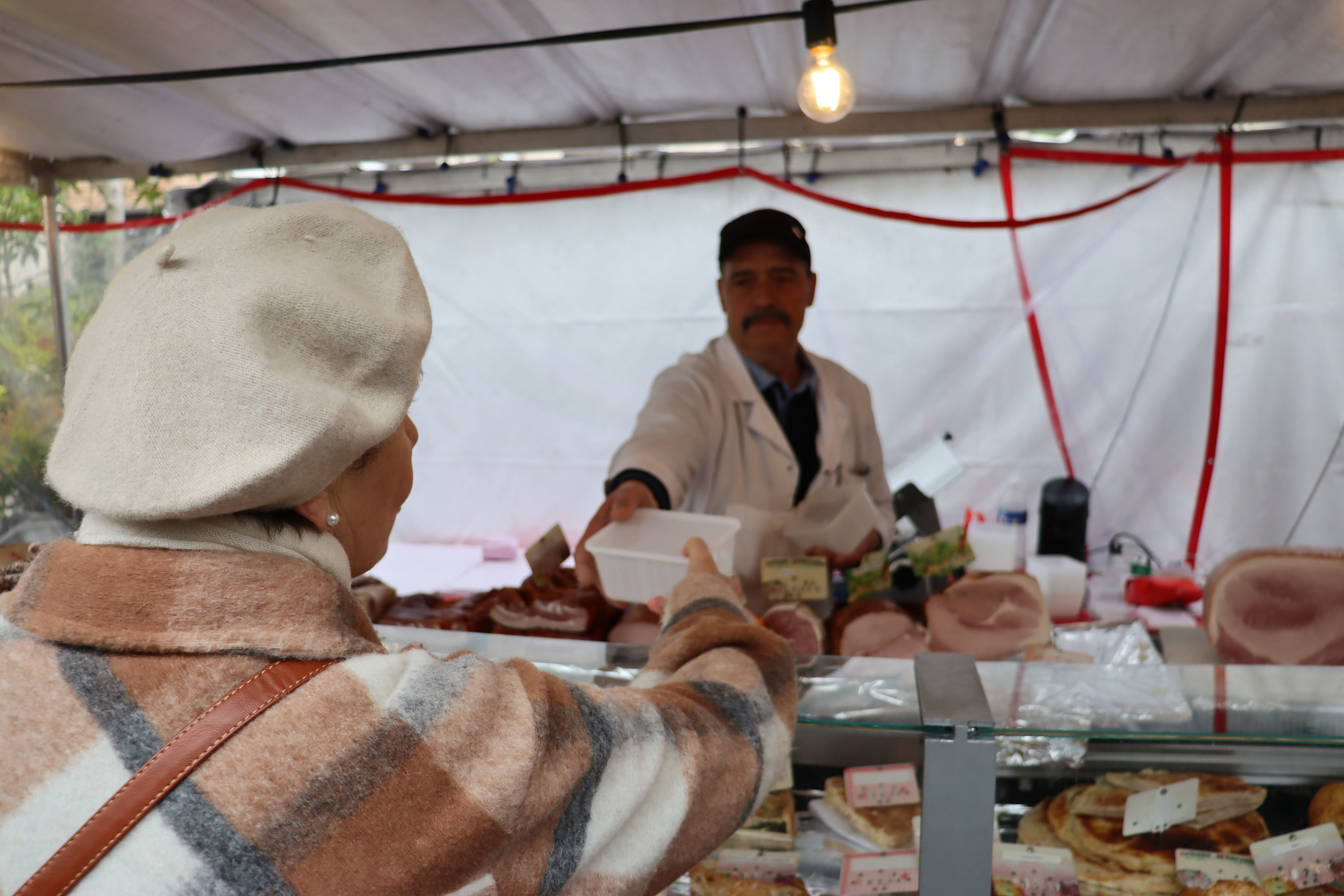 Rueil-Malmaison (Hauts-de-Seine), samedi 29 avril. Fidèle au marché Jean-Jaurès, Gigi - ici face à Manuel, boucher de Montlhéry - dit apprécier la qualité des produits proposés. LP/D.L.