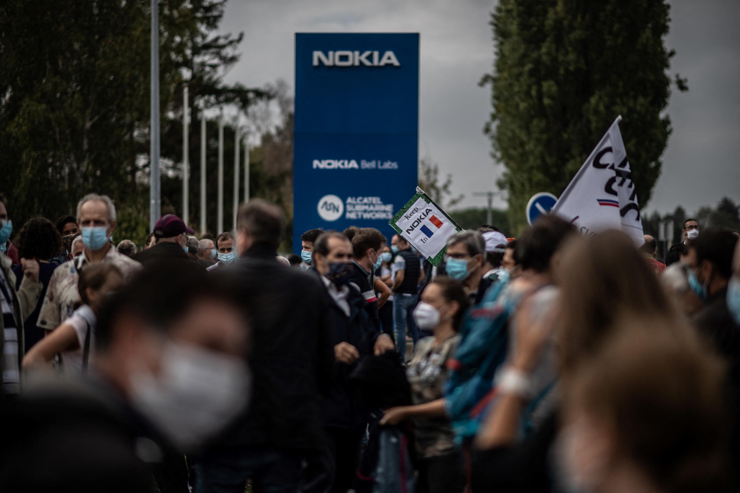 Nokia va licencier entre 9 000 et 14 000 employés d’ici 2026. En France, l'équipementier n'en est pas à son premier plan (ici, une manifestation sur le site de Nozay, dans l'Essonne, en 2020). AFP/Martin Bureau