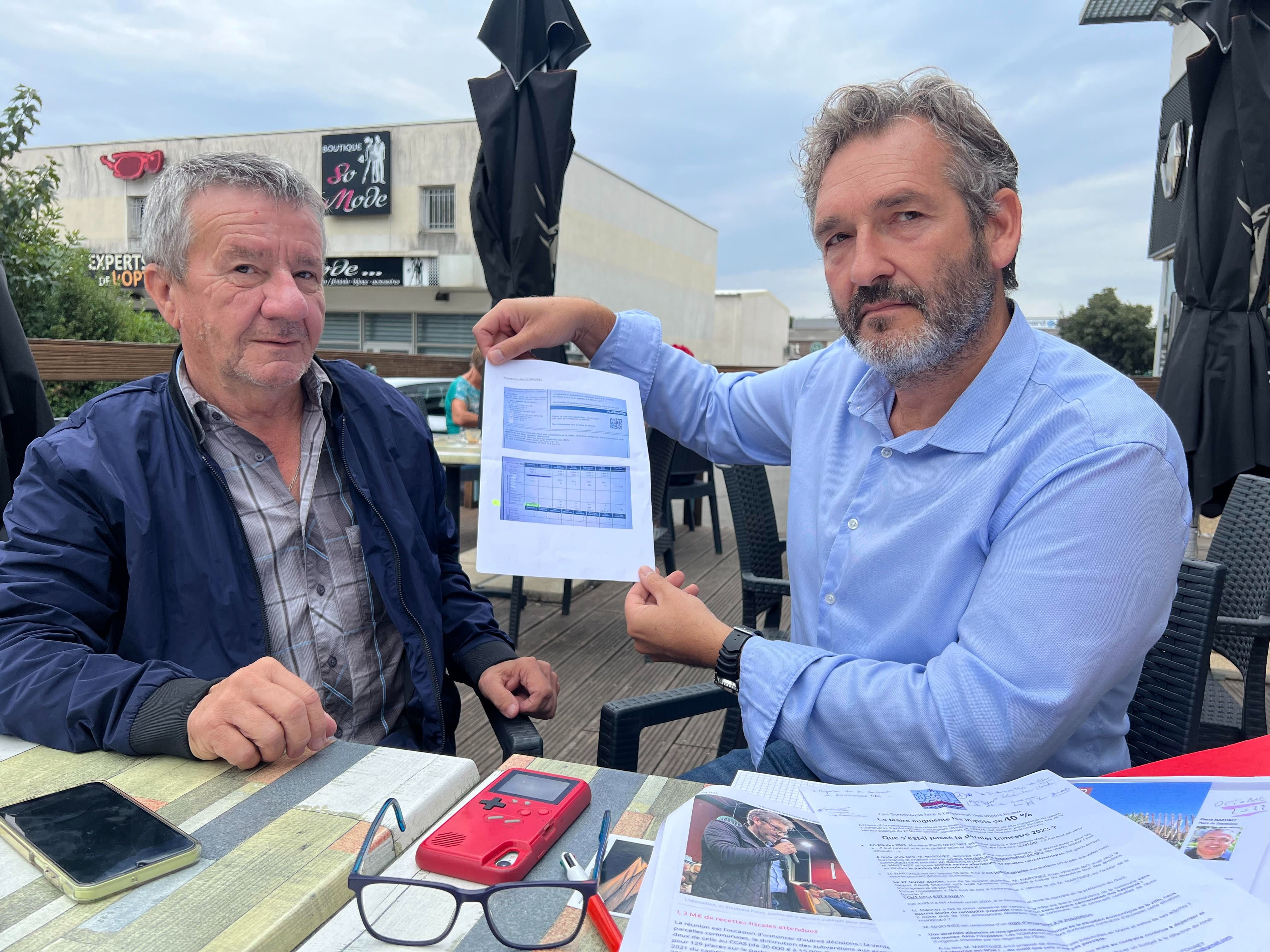 Sommières (Gard), le 4 septembre. Robert Daumas (à gauche) et Stéphane Porret (à droite), élus d'opposition, estiment avoir alerté le maire Pierre Martinez sur la situation financière catastrophique de la commune. LP/Christian Goutorbe