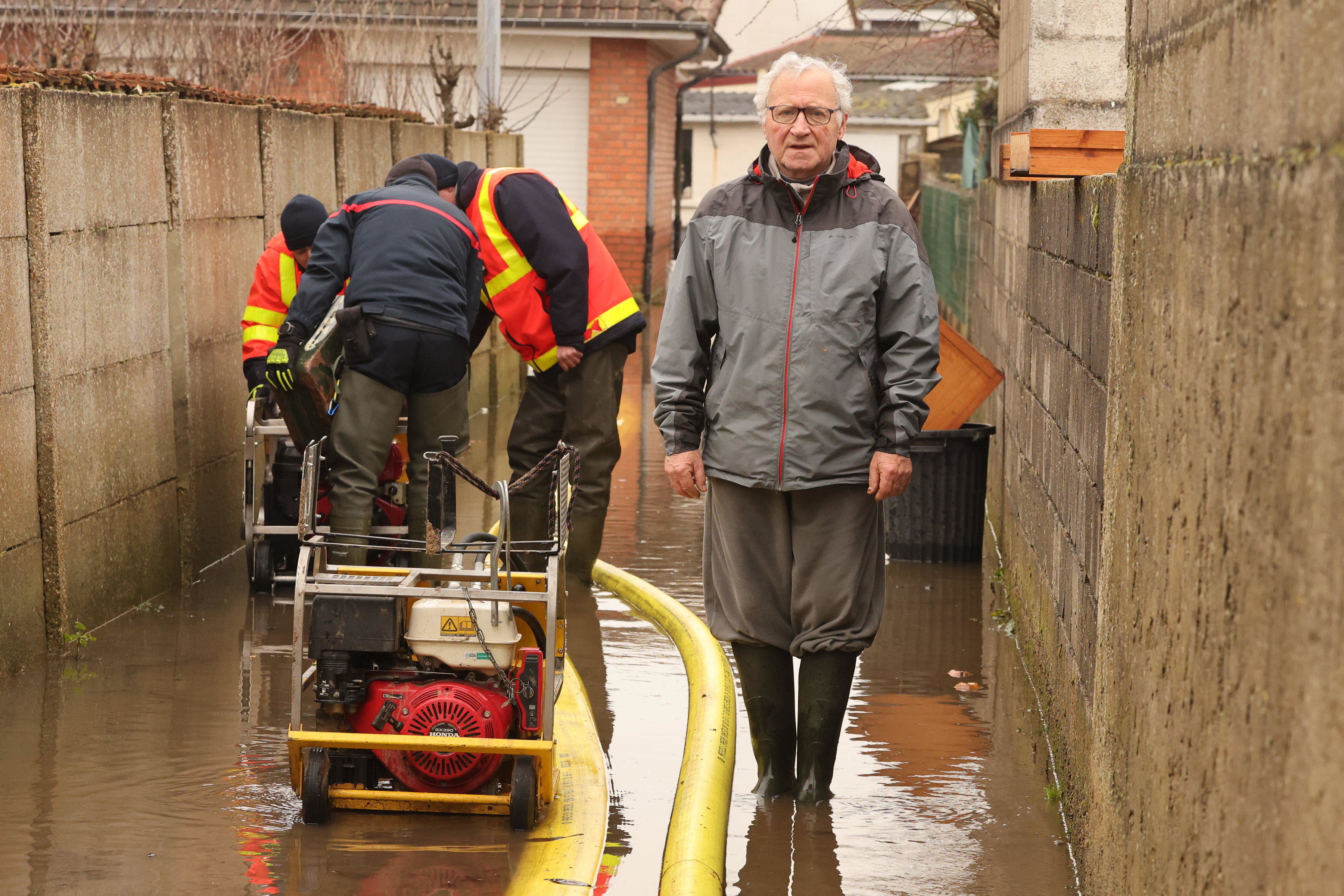 Ce dimanche à Blendecques (Pas-de-Calais), les pompiers de l'Essonne venus en renfort pompent l'eau qui a envahi la maison de Roland, 75 ans. LP/Philippe Lavieille