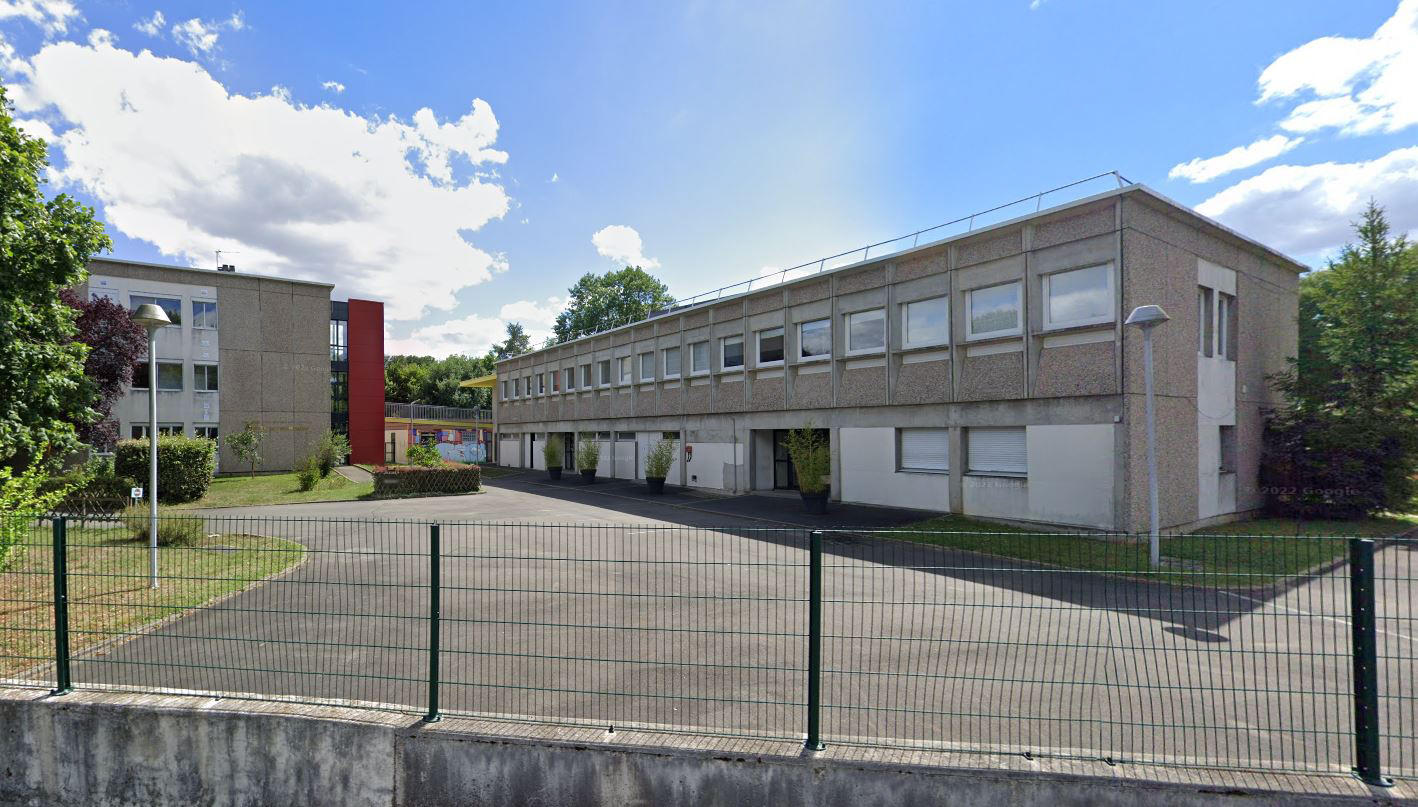 Le 10 janvier, les familles des élèves du collège Pierre-de-Ronsard, à La Chartre-sur-le-Loir, déploraient déjà 111 heures de cours perdues. (Capture d'écran) Google street view