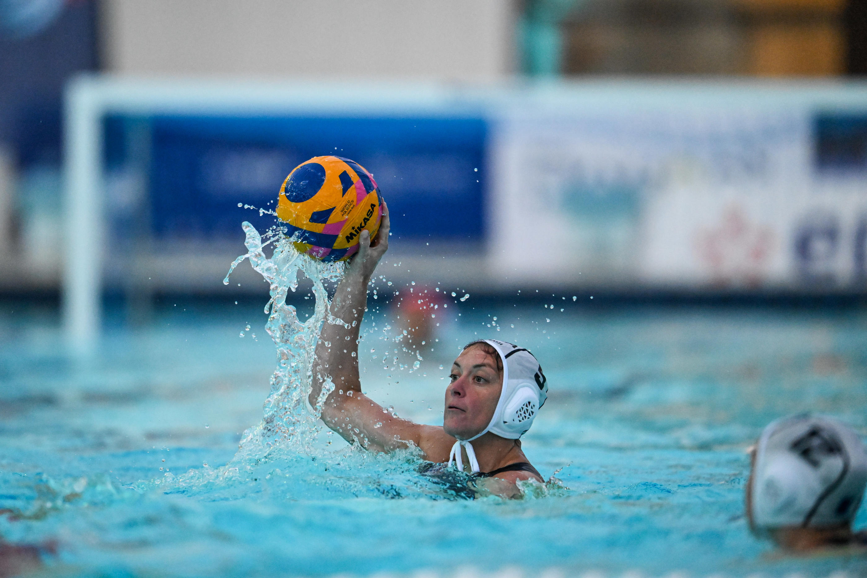 «On se doit d’être ambitieuses», insiste Louise Guillet, la capitaine des Bleues (ici en juin 2024), qui veut emmener son équipe au minimum en quart de finale. Icon Sport/Daniel Derajinski,