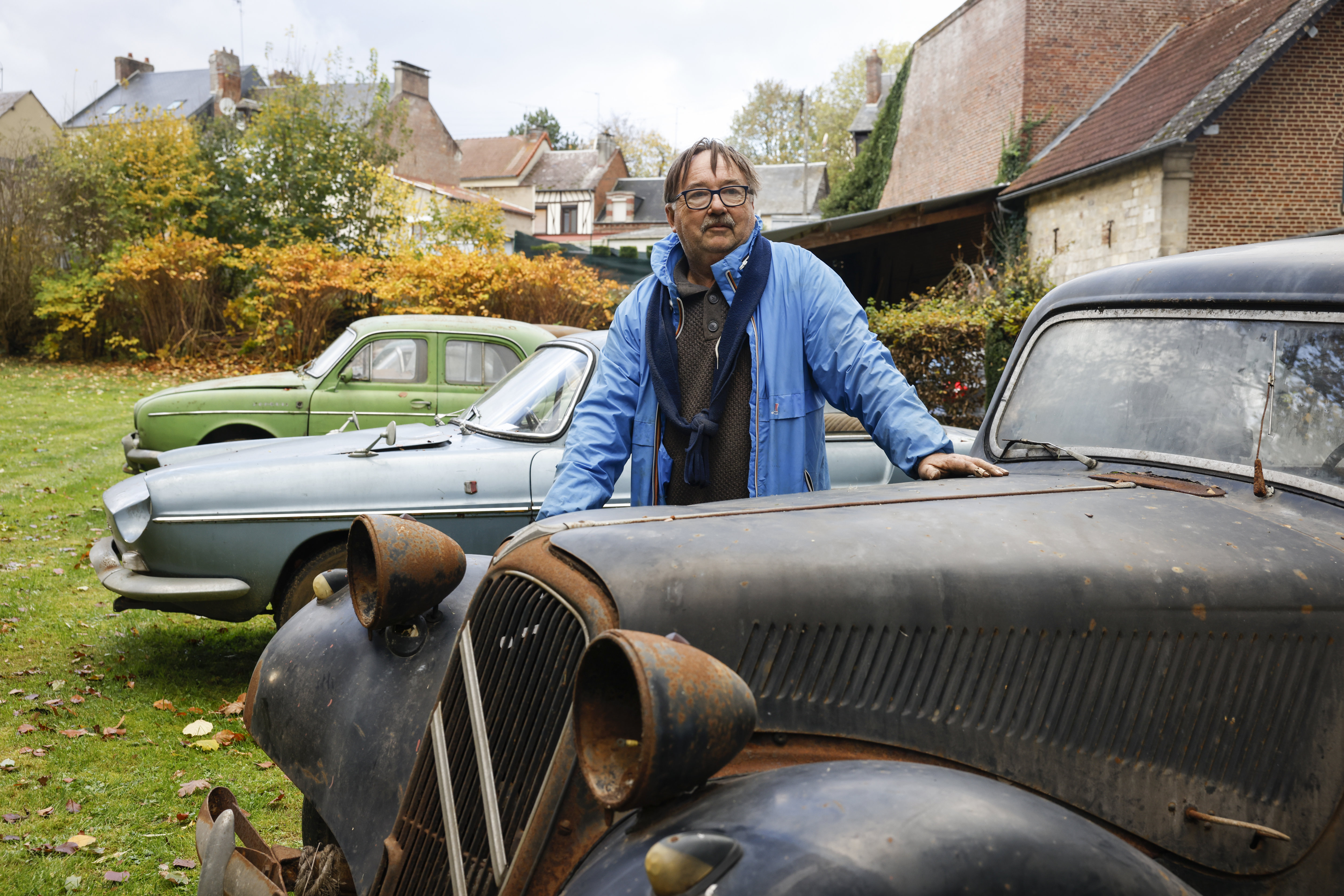 C'était la voiture de mon grand-père !» : les passionnés s'arrachent la  collection de l'ancien garagiste - Le Parisien