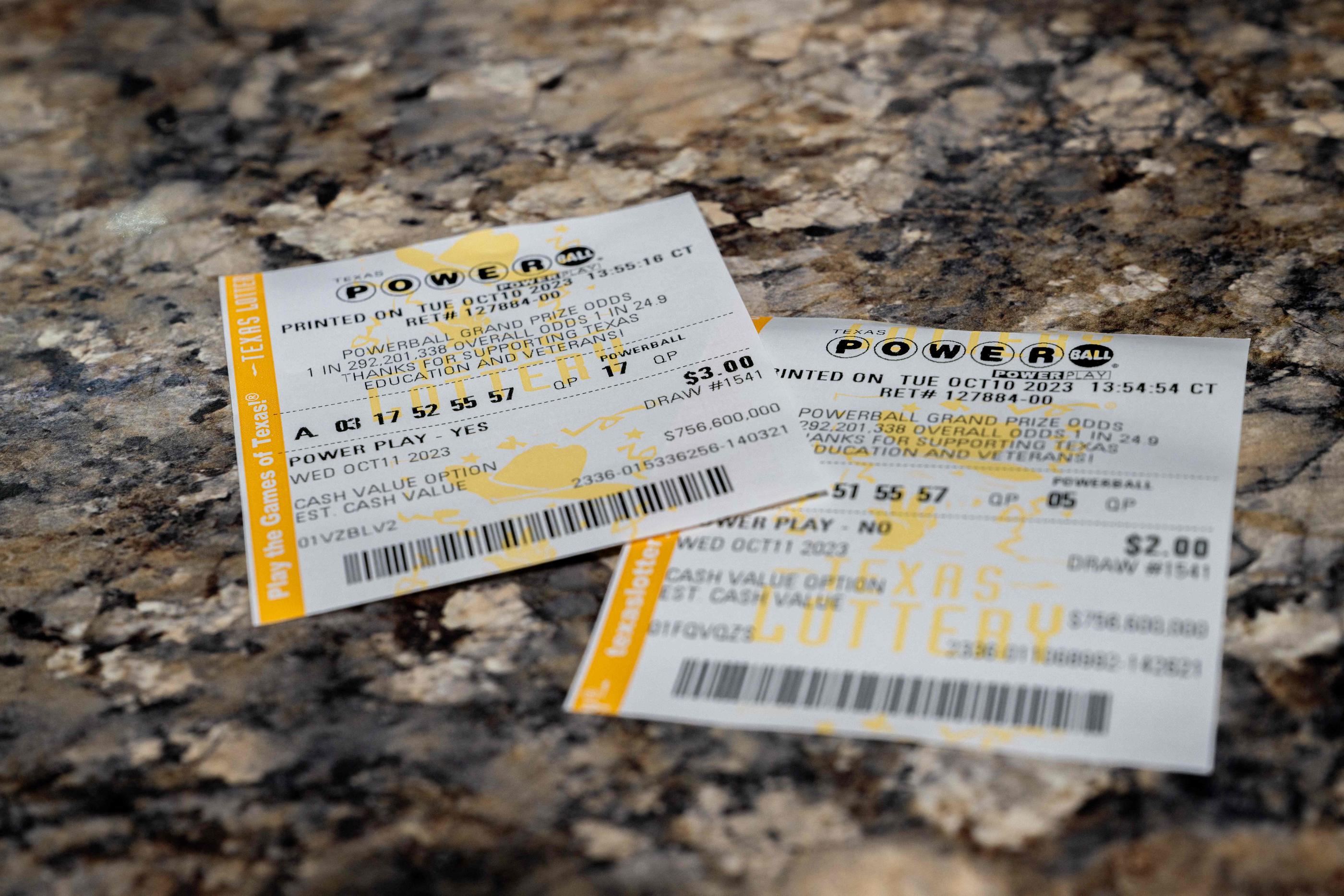 Des billets de loterie Powerball sont posés sur un comptoir le 10 octobre 2023 à Austin, au Texas. Le jackpot du Powerball a atteint plus de 1,7 milliard de dollars, ce qui en fait le deuxième plus gros jackpot de l'histoire. Brandon Bell / AFP